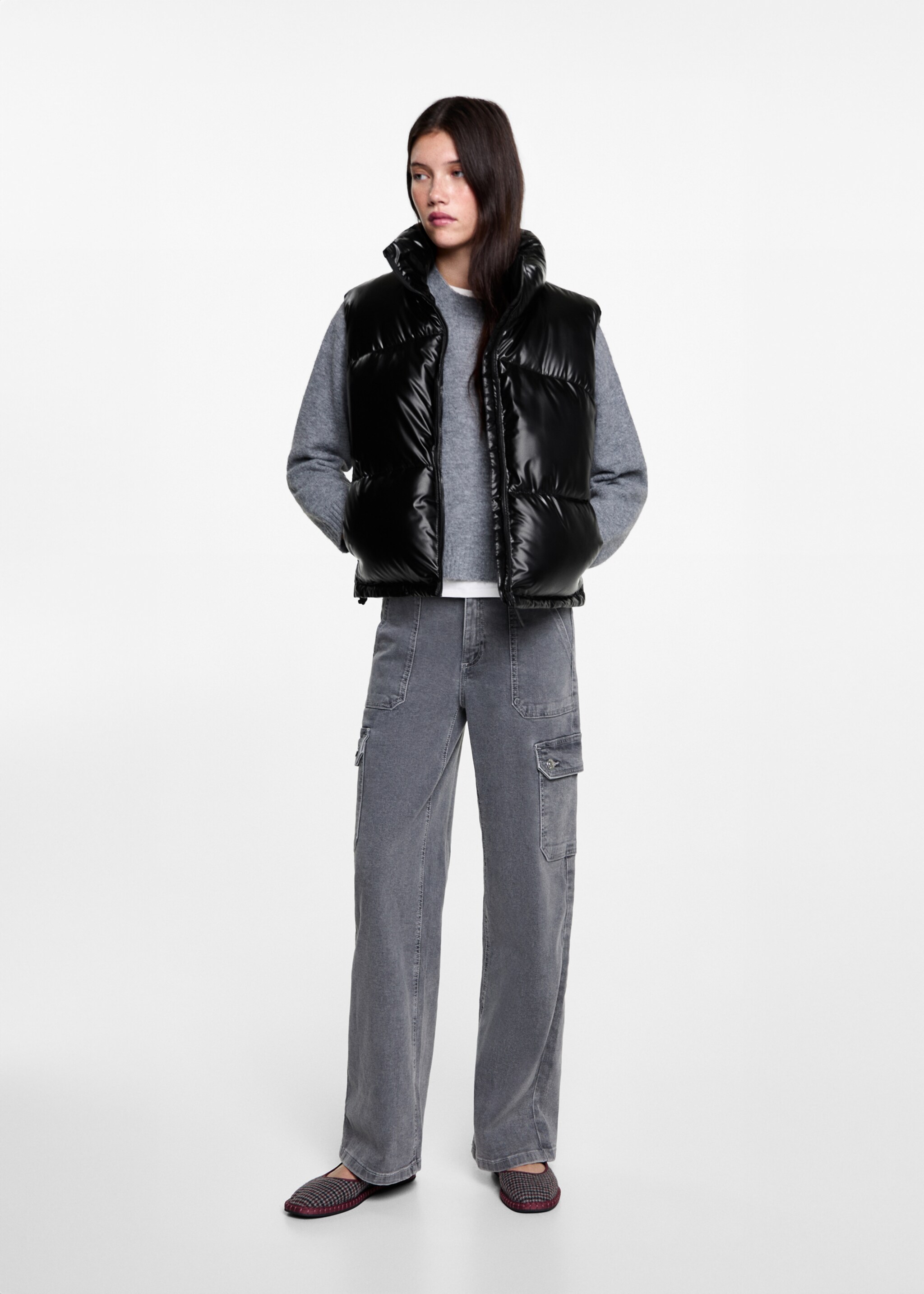 Quilted gilet with pockets - Details of the article 2, Black. Ref: 77053667-00.