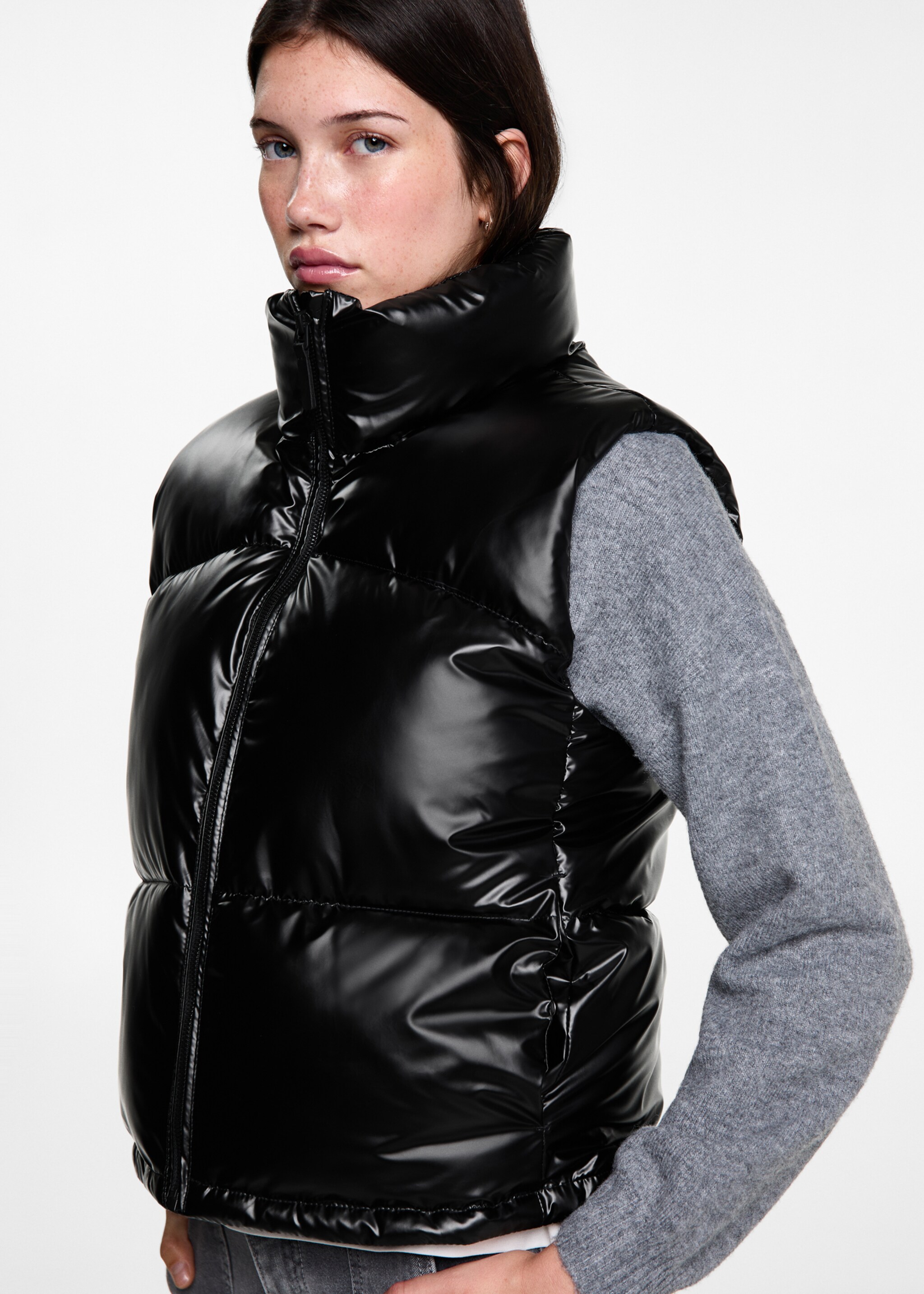 Quilted gilet with pockets - Details of the article 4, Black. Ref: 77053667-00.