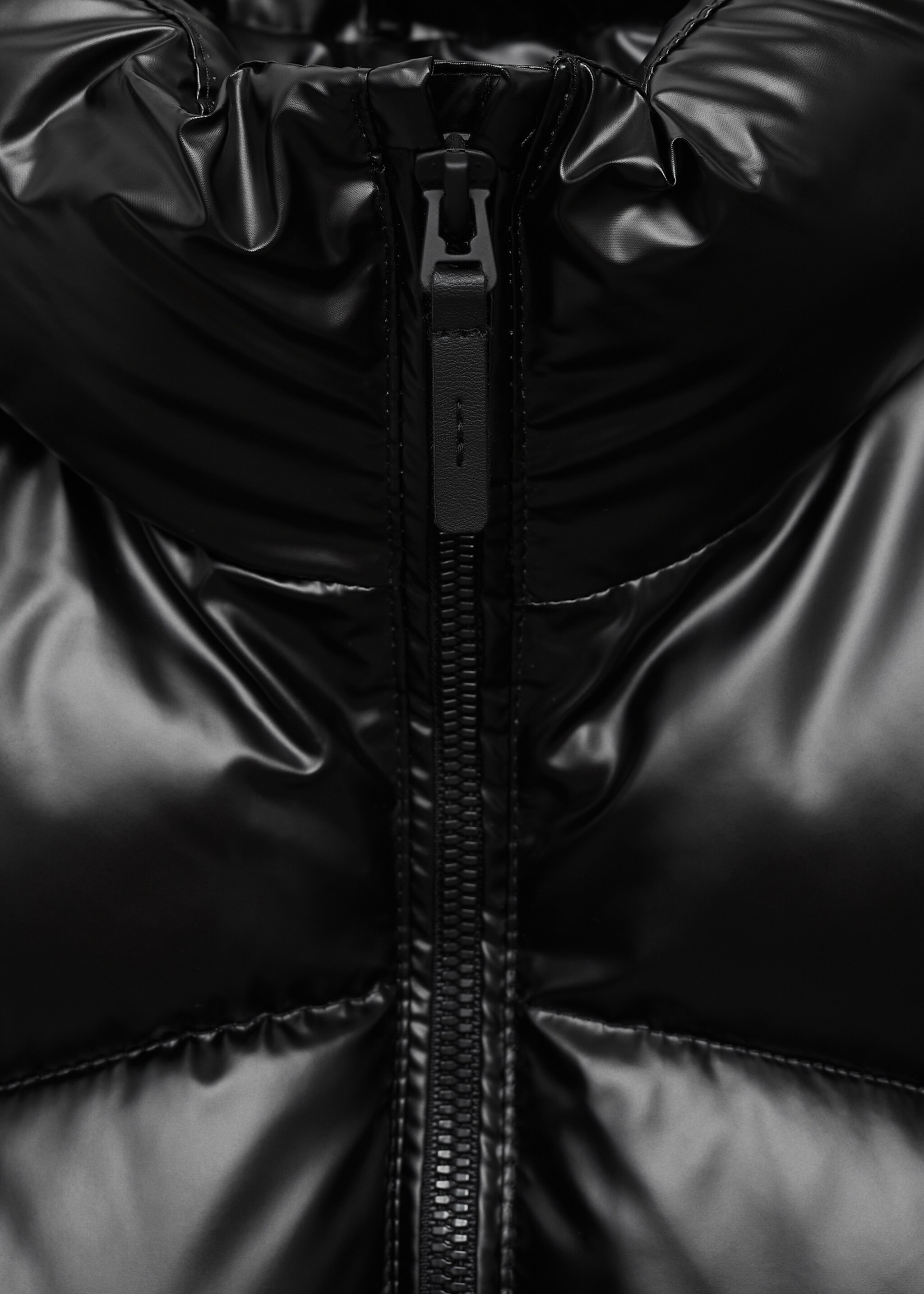 Quilted gilet with pockets - Details of the article 8, Black. Ref: 77053667-00.