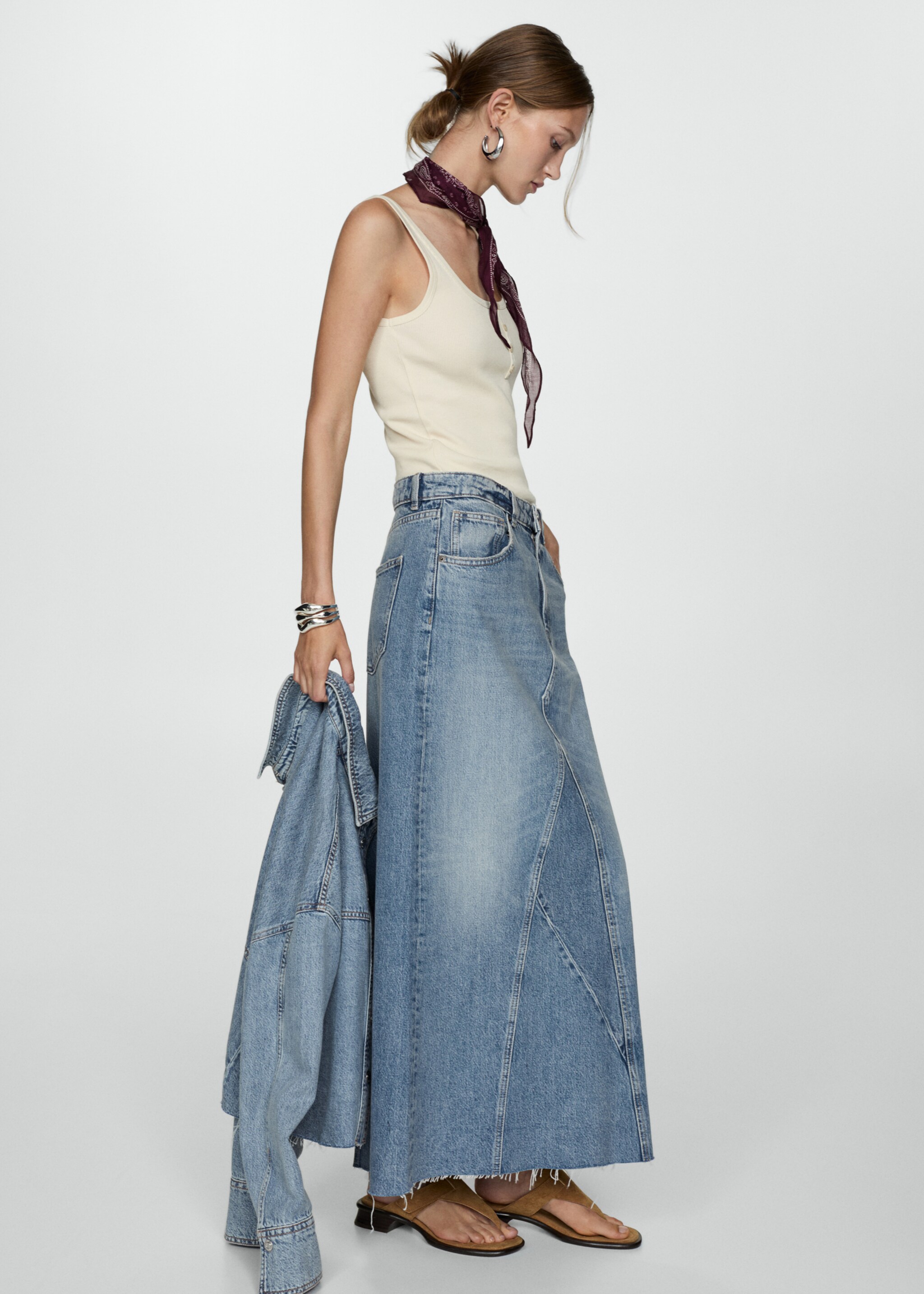 Slit denim skirt - Details of the article 2, Medium Blue. Ref: 77054017-00.
