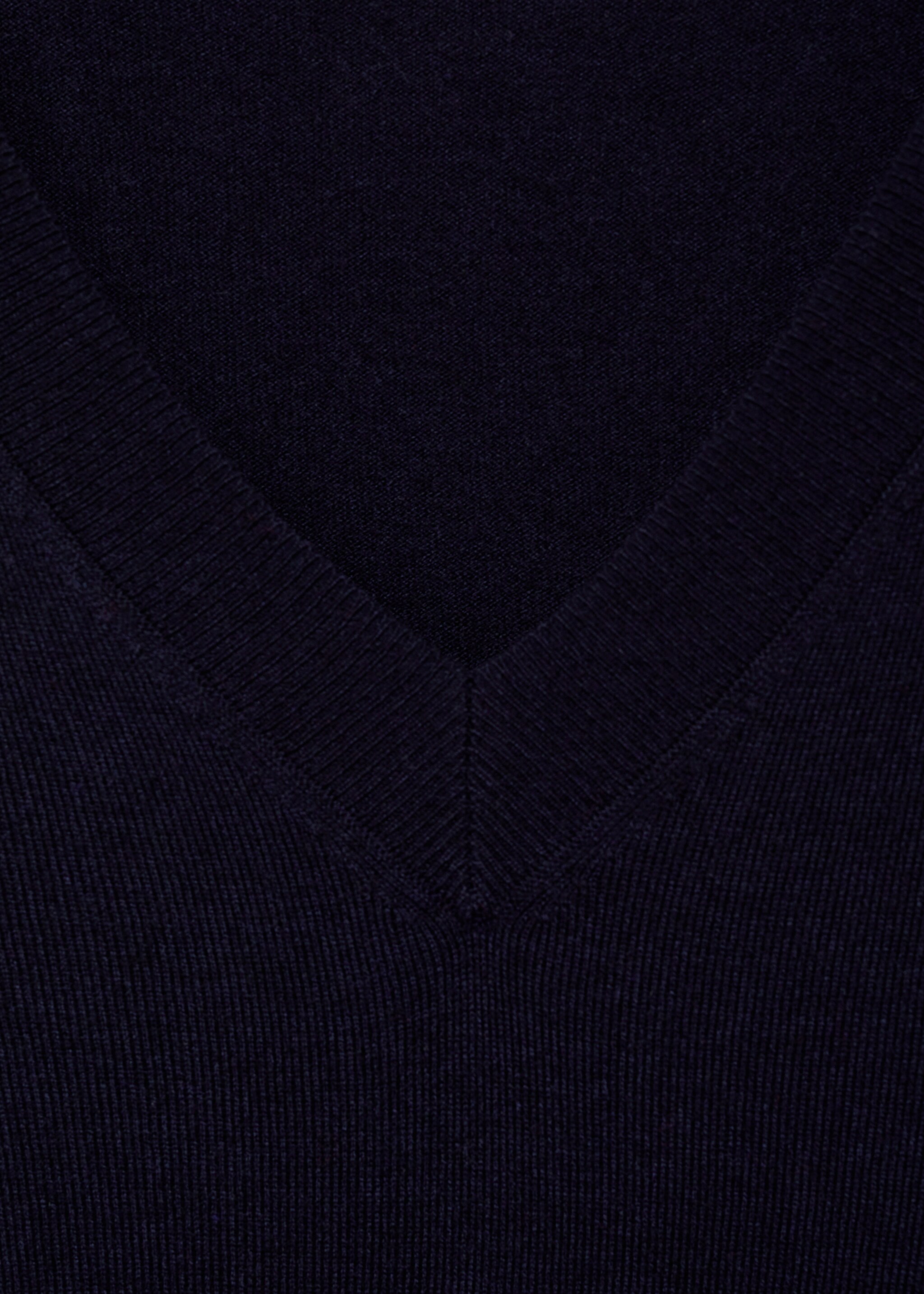 Feinstrickpullover mit V-Ausschnitt - Detail des Artikels 8, Dunkles Marineblau. Ref: 77054021-00.