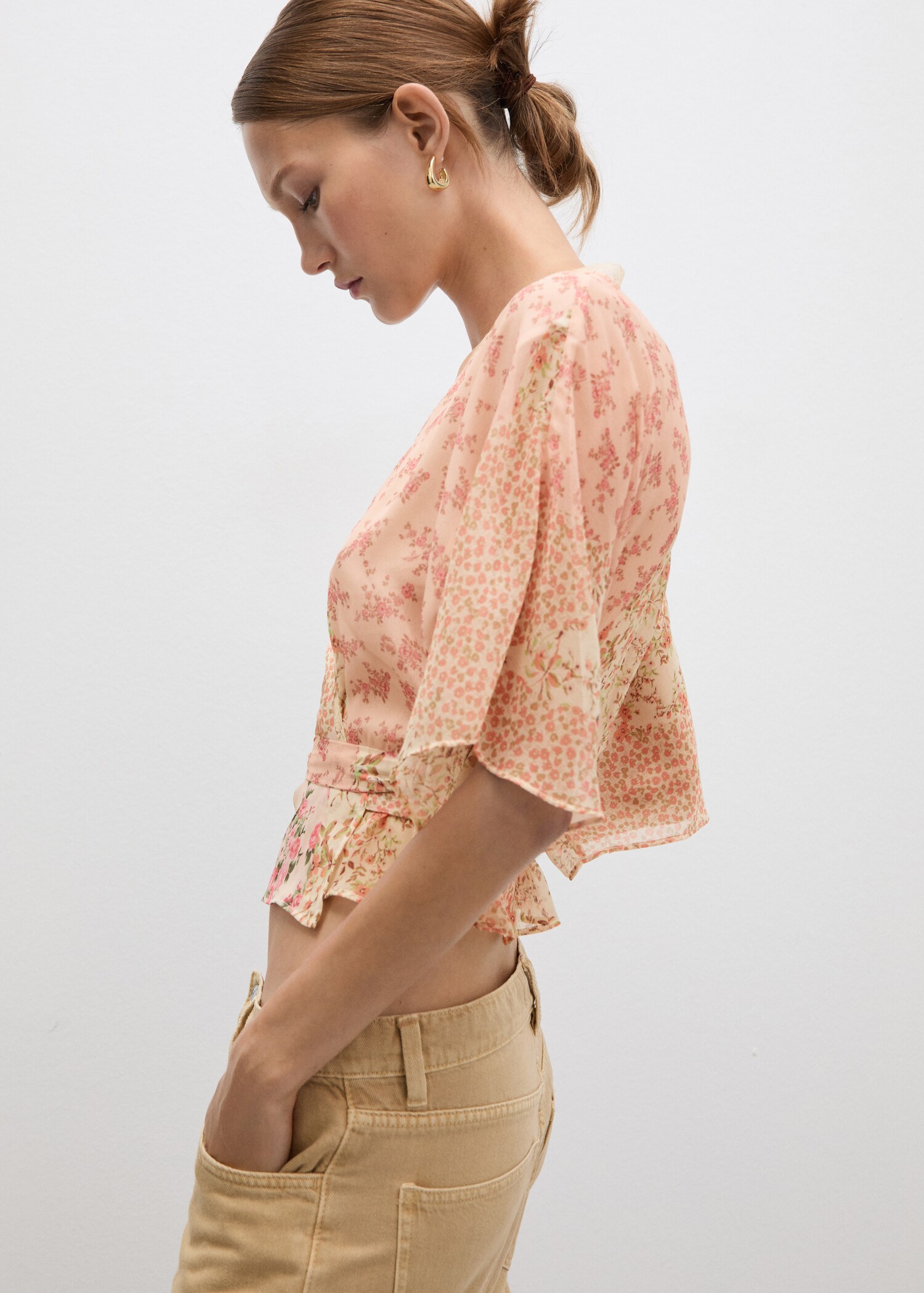 Blouse cache-cœur en imprimé fleuri - Plan moyen