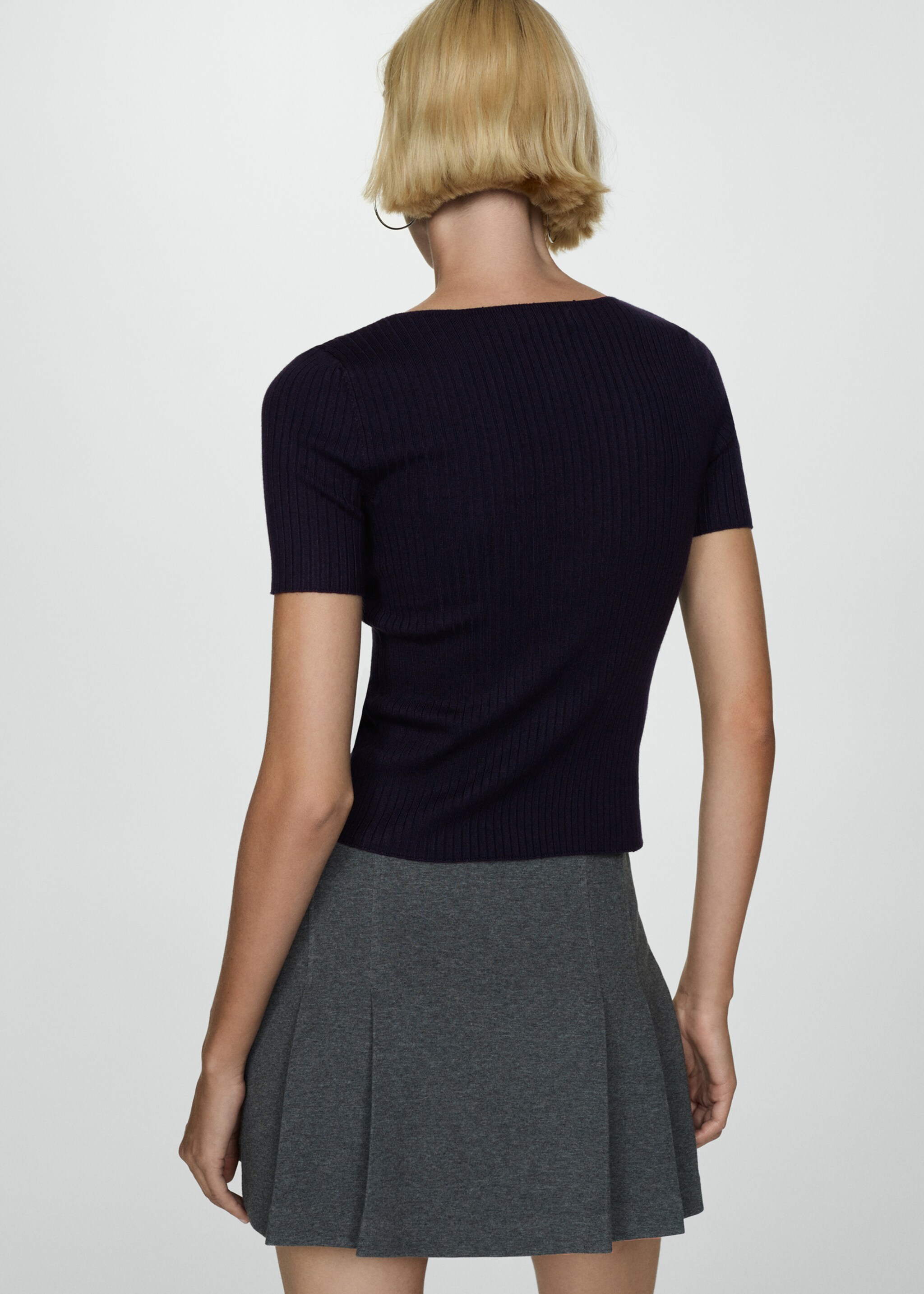 Short-sleeved fine-knit t-shirt - Reverse of the article