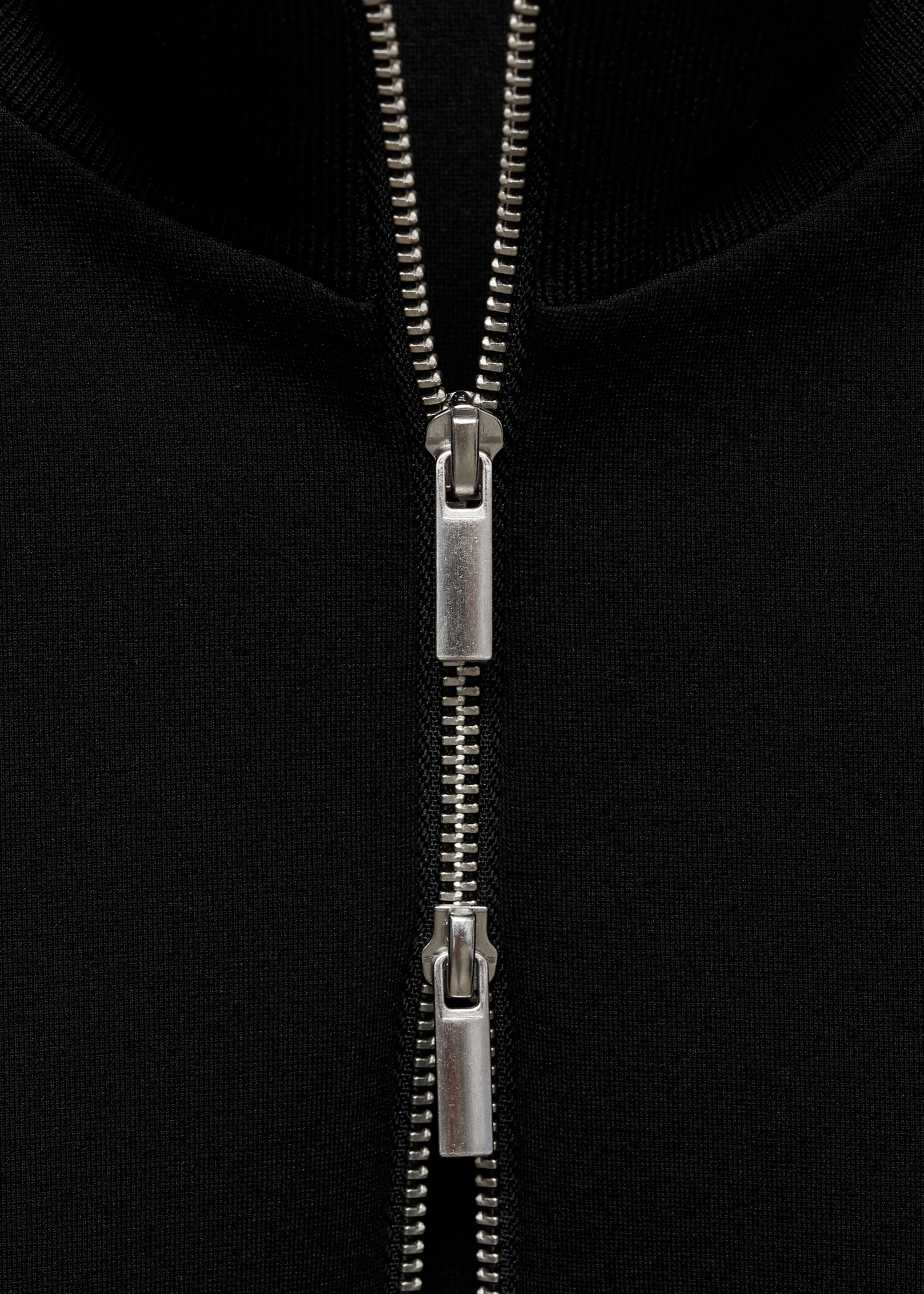 Taillierte Jacke mit doppeltem Reißverschluss - Detail des Artikels 8, Schwarz. Ref: 77054037-00.