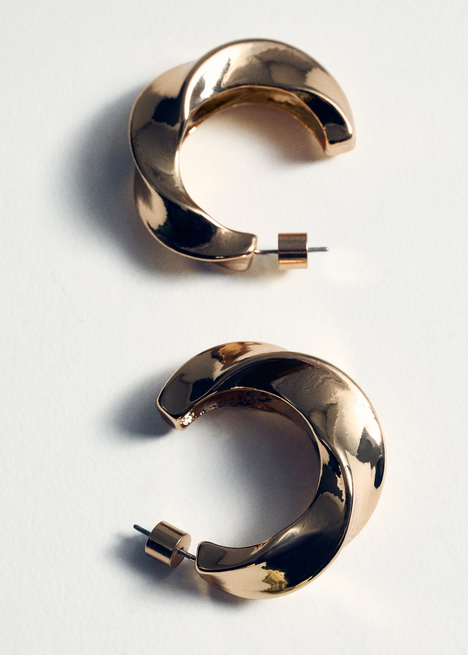 Twisted hoop earrings - Details of the article 5