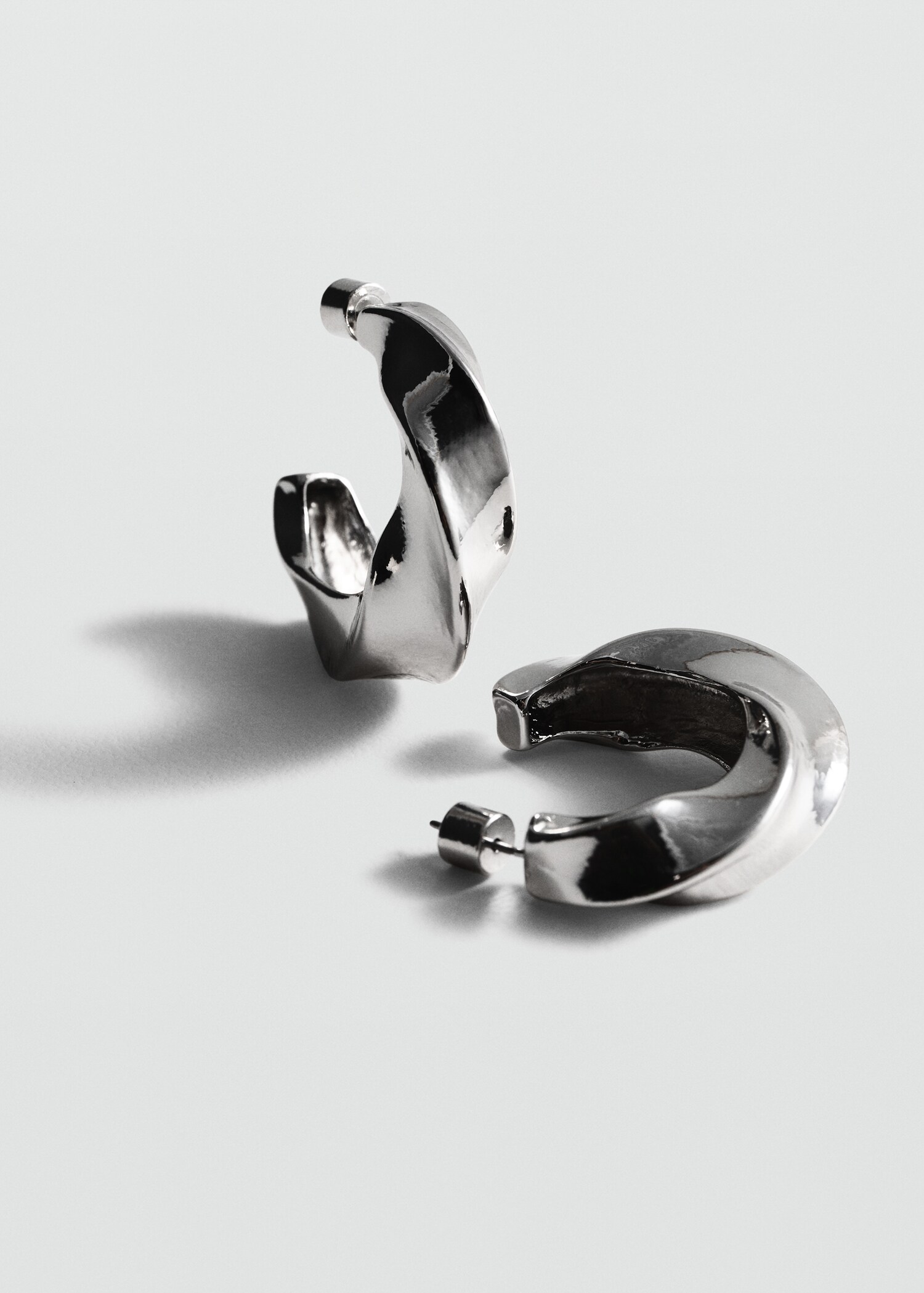 Twisted hoop earrings - Medium plane