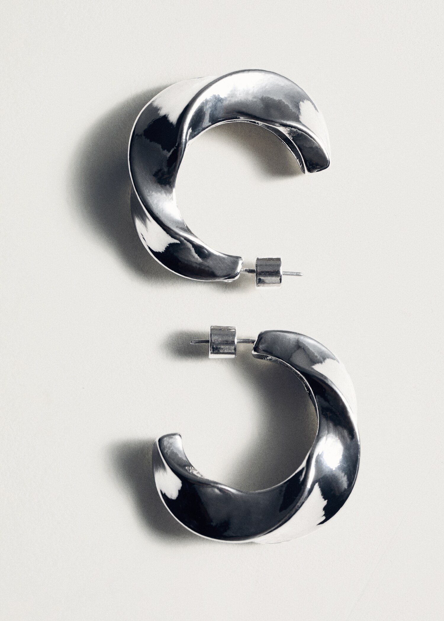 Twisted hoop earrings - Details of the article 5