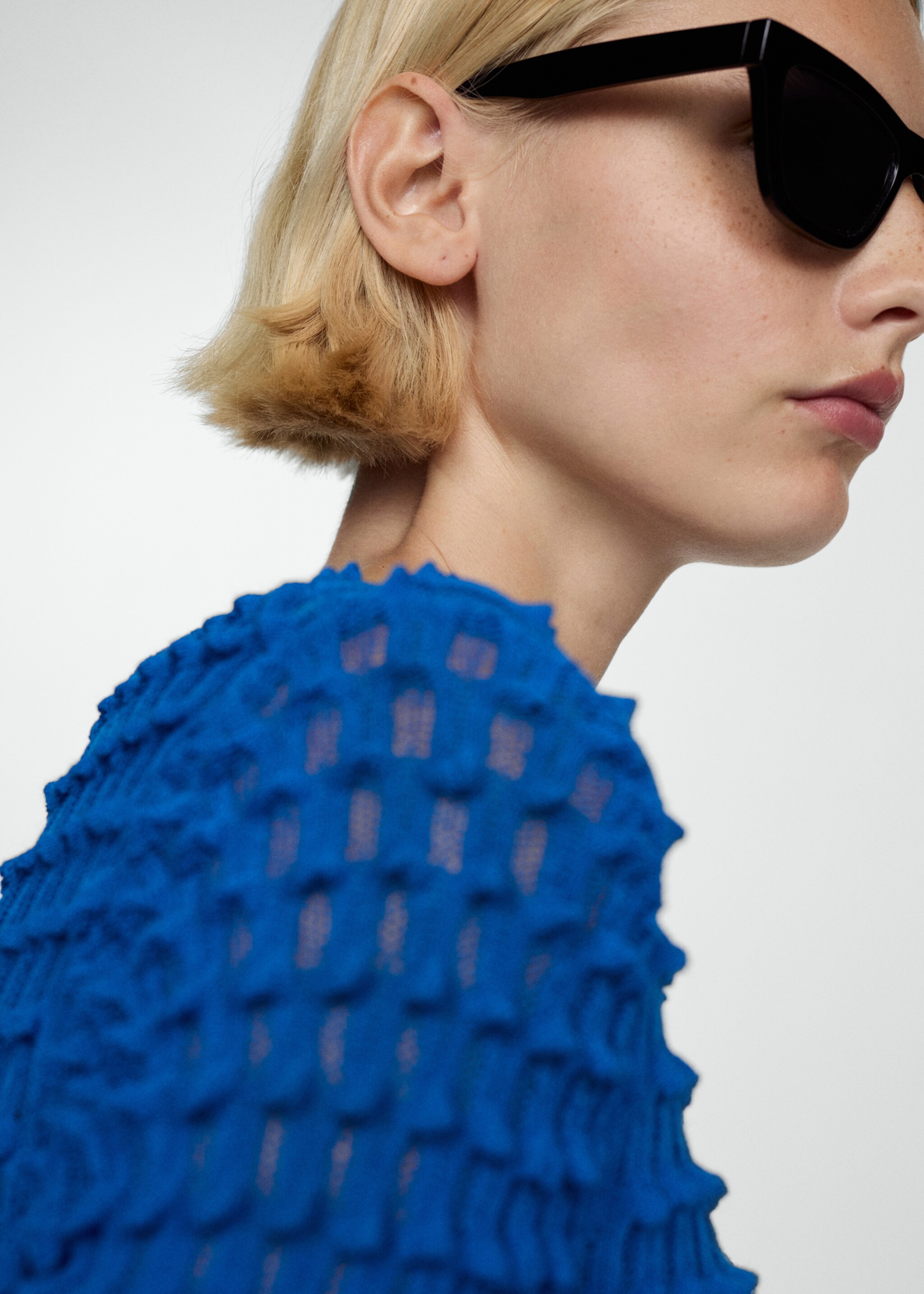 Short sleeve textured sweater - Details of the article 1, Vibrant blue. Ref: 77054061-00.