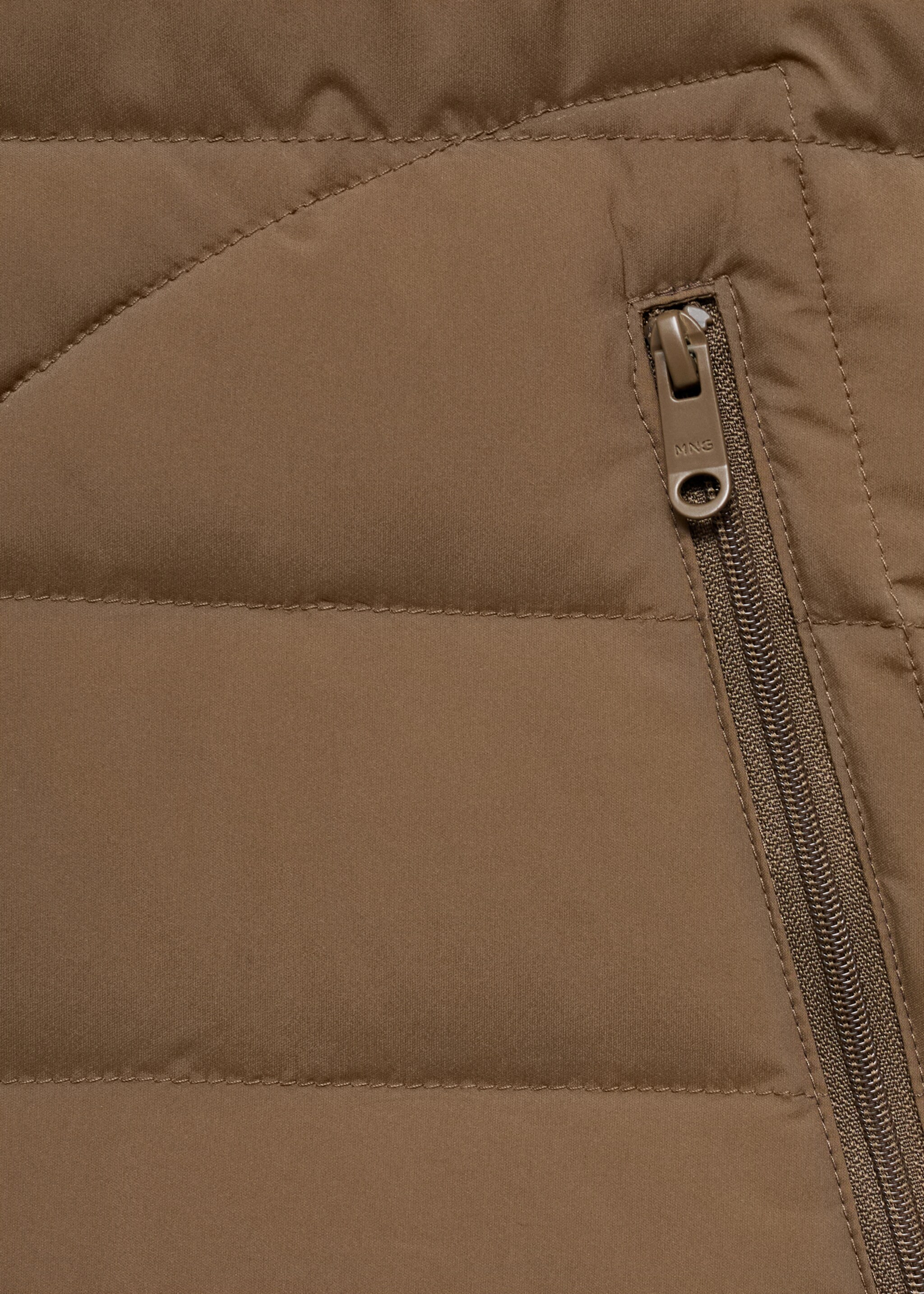 Steppweste mit Daunenfüllung - Detail des Artikels 8, Tobacco-Braun. Ref: 77054432-00.