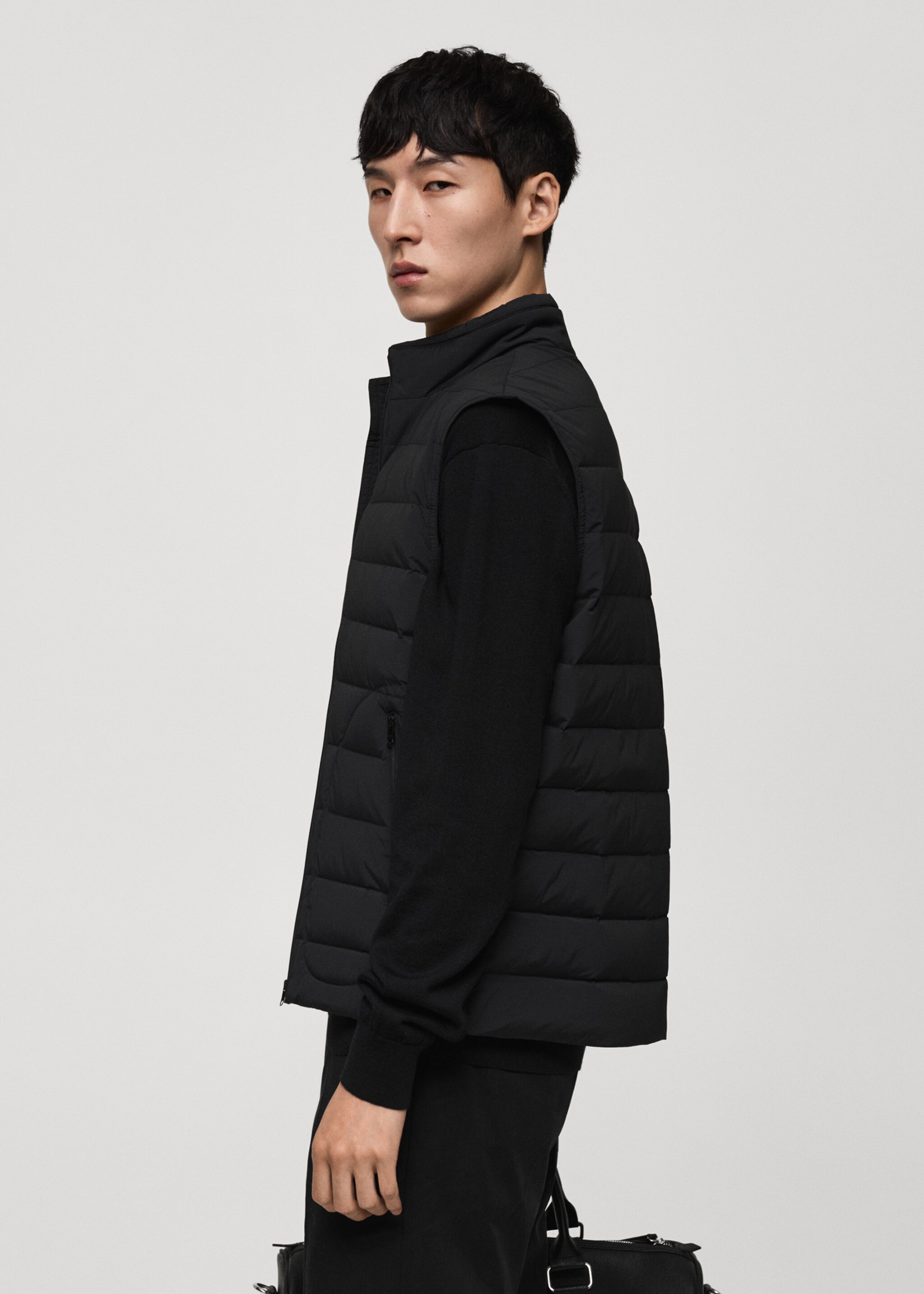 Quilted gilet with feather filling - Details of the article 2, Black. Ref: 77054432-00.