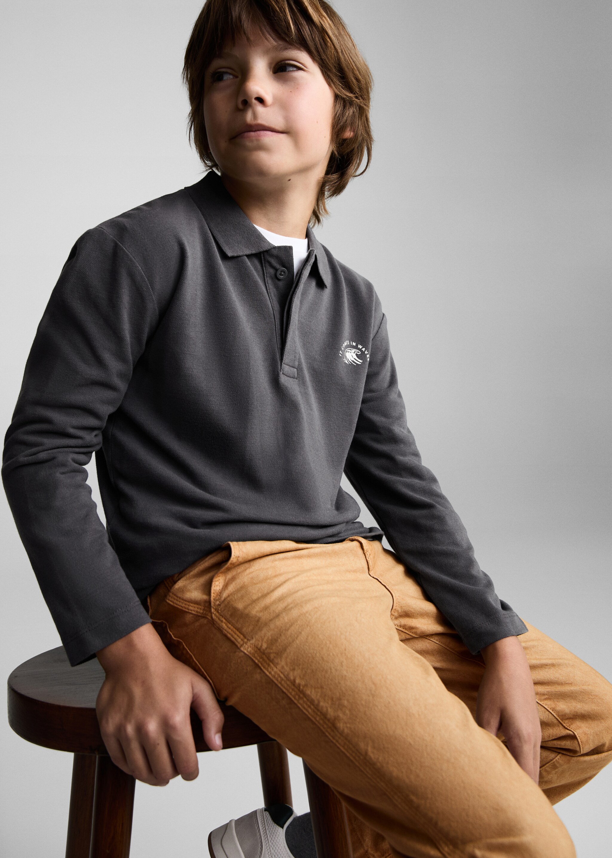 Poloshirt mit Stickdetail - Mittlere Ansicht, Anthrazit. Ref: 77054764-00.