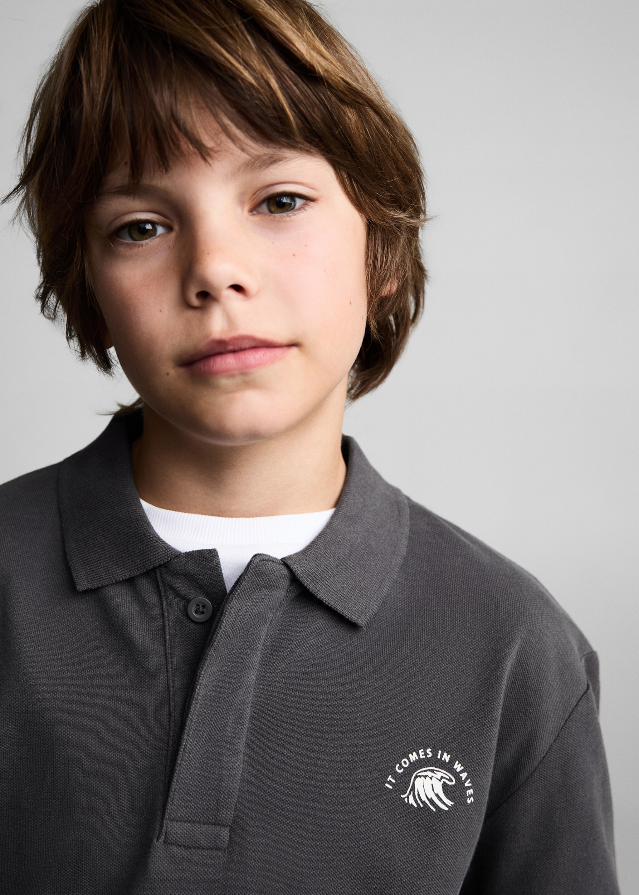 Poloshirt mit Stickdetail - Detail des Artikels 1, Anthrazit. Ref: 77054764-00.