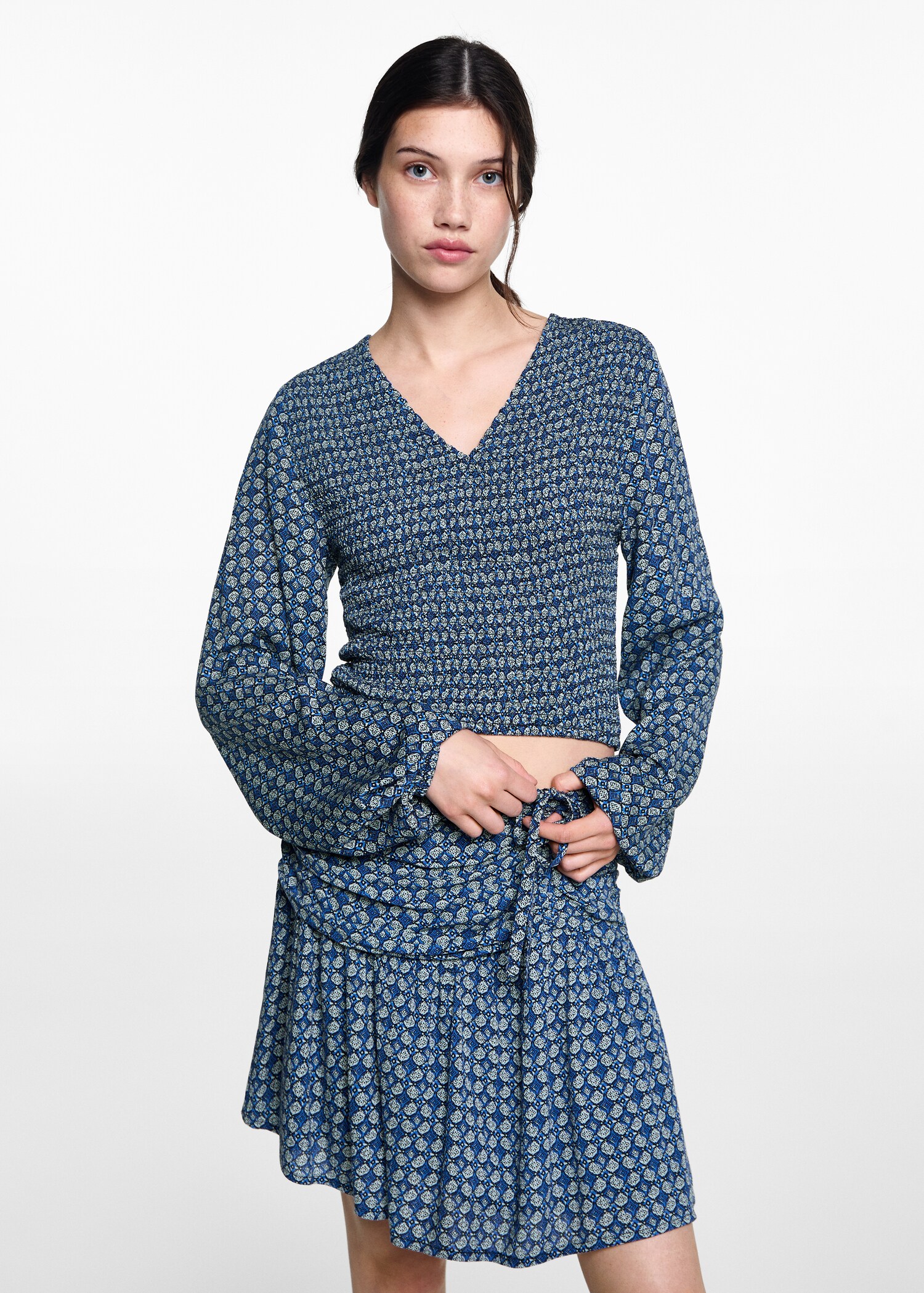 Gemusterte Bluse mit Raffdetails - Mittlere Ansicht