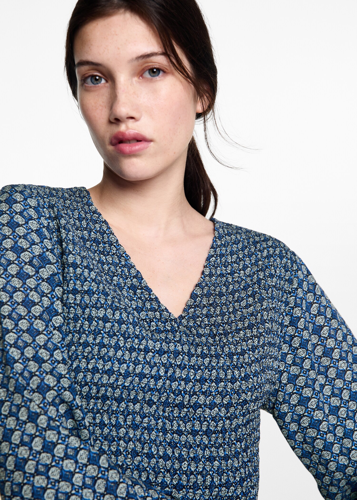 Gemusterte Bluse mit Raffdetails - Detail des Artikels 1