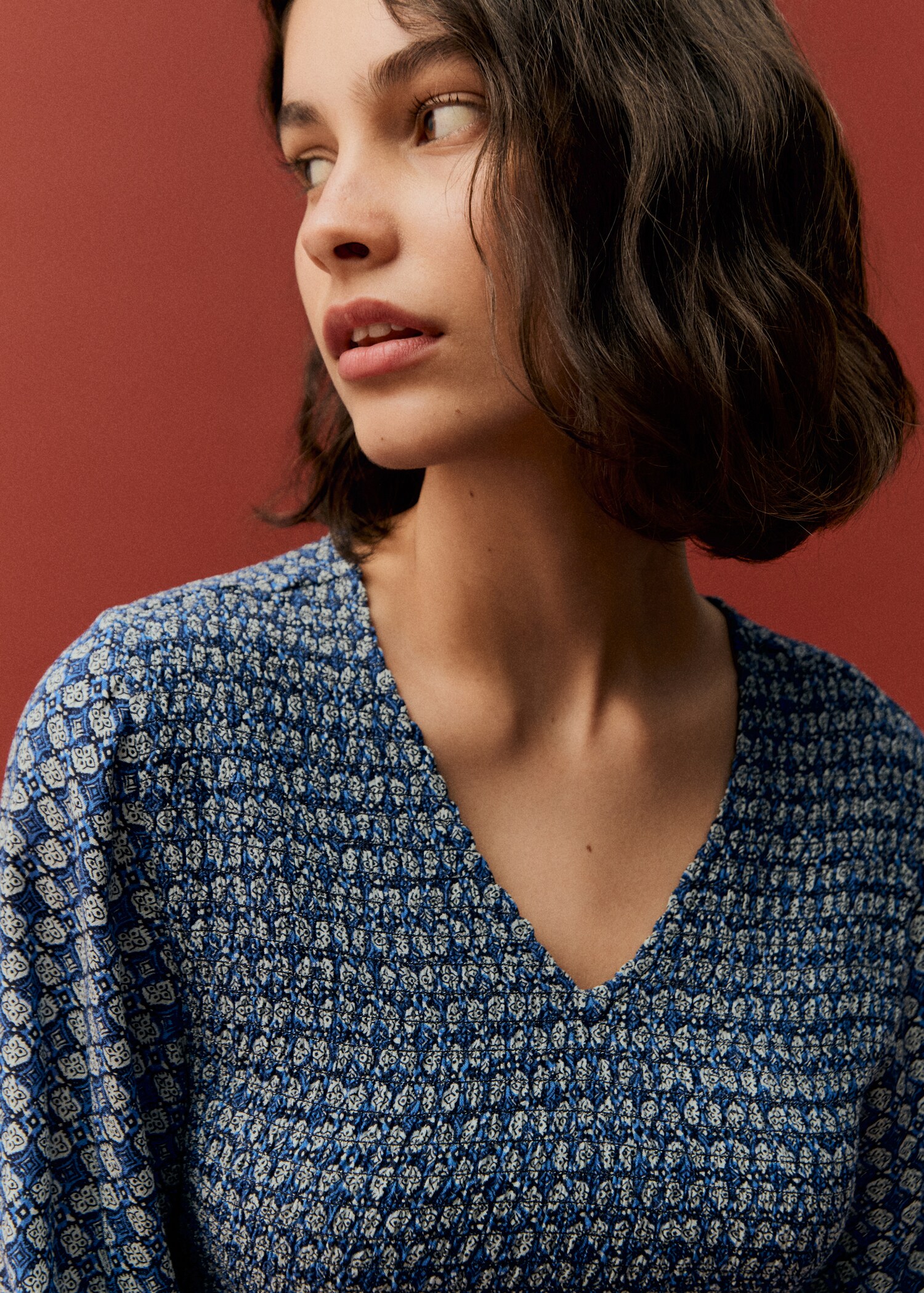 Gemusterte Bluse mit Raffdetails - Detail des Artikels 5