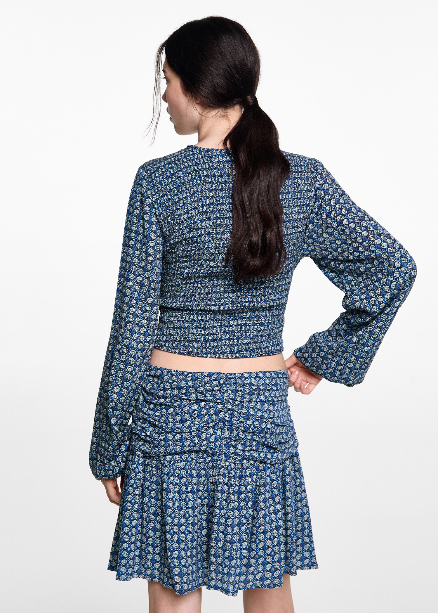 Gemusterte Bluse mit Raffdetails - Rückseite des Artikels