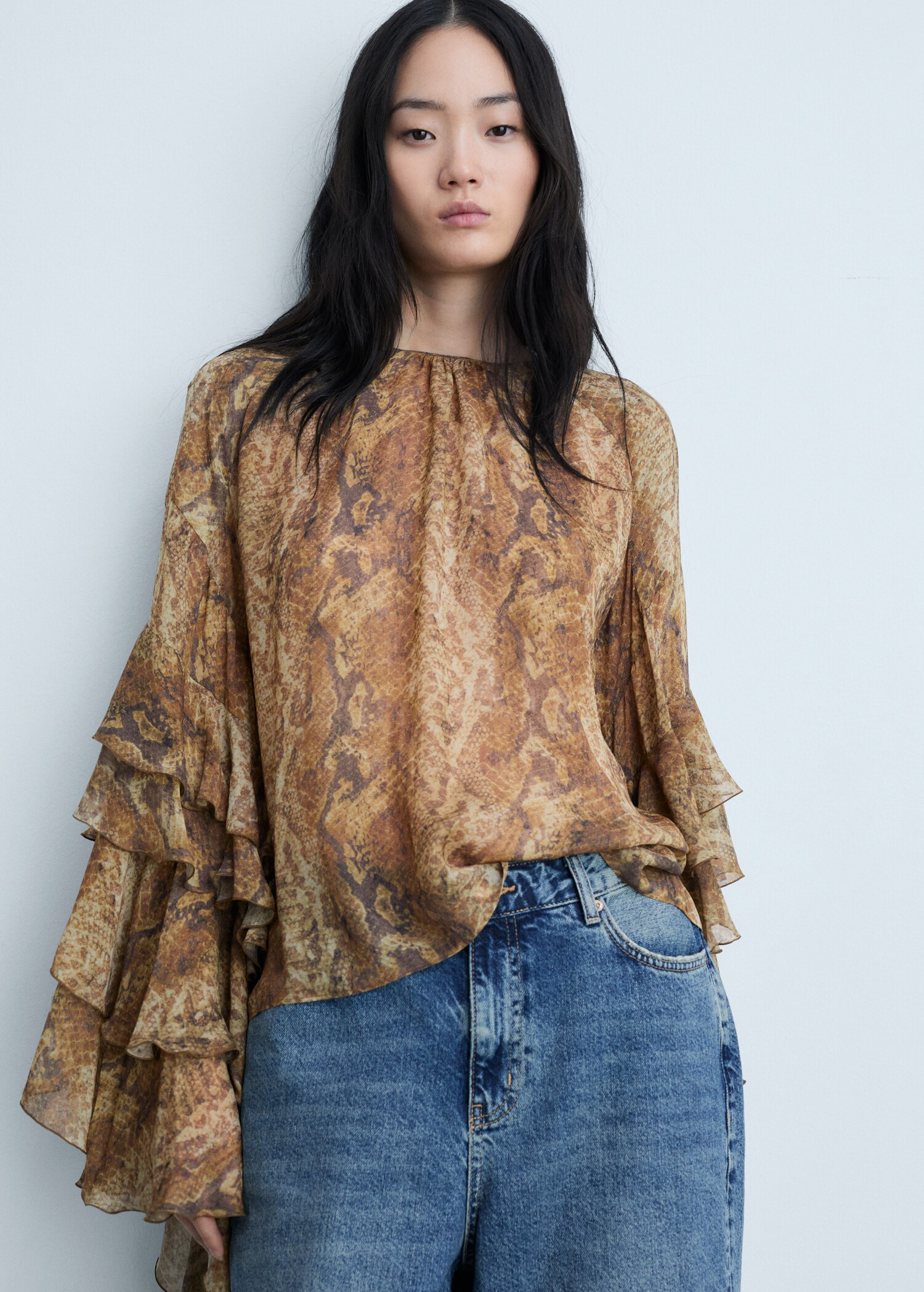 Blouse volants en imprimé serpent - Plan moyen