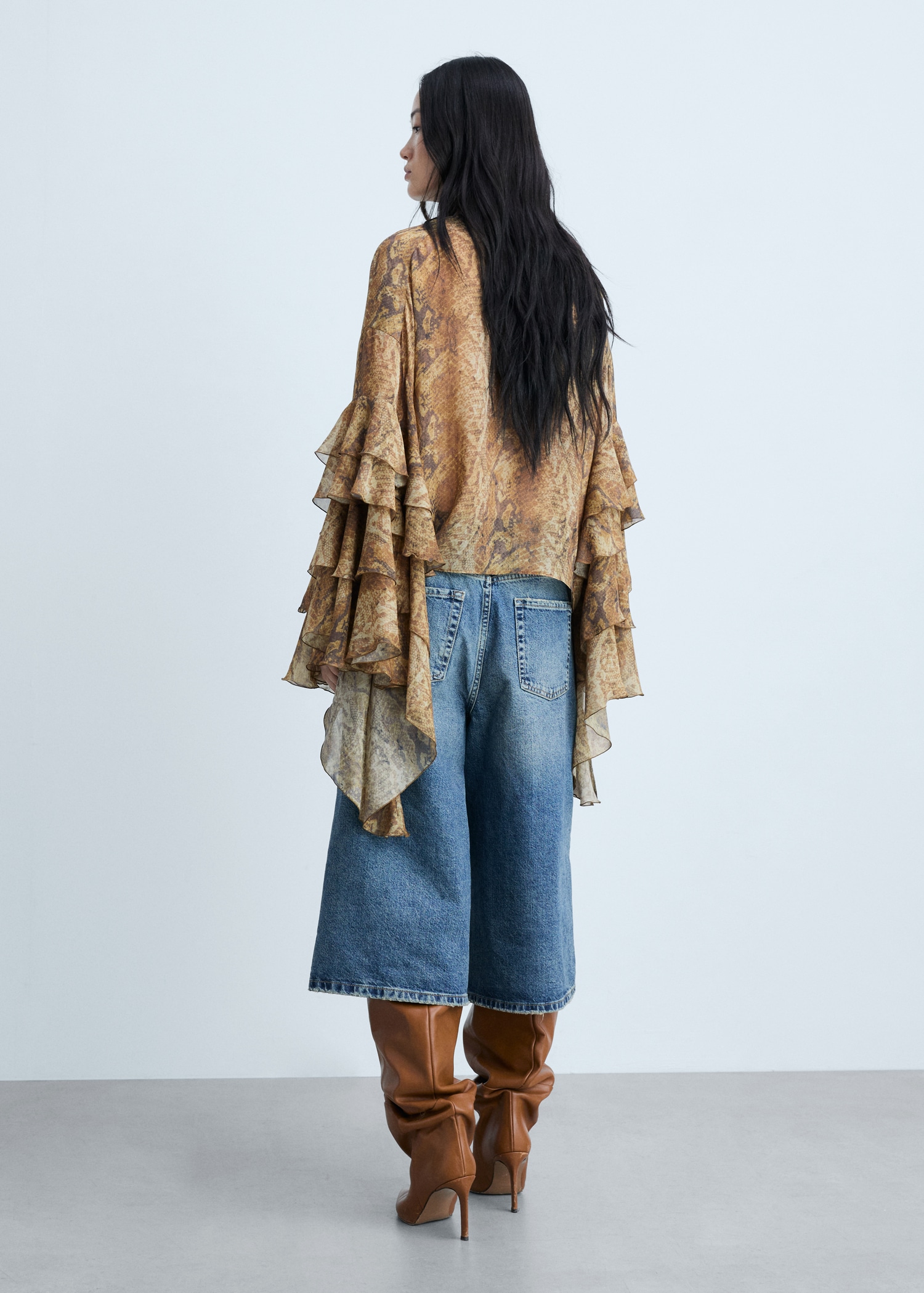 Blusa volantes estampado serpiente Mujer MANGO OUTLET España