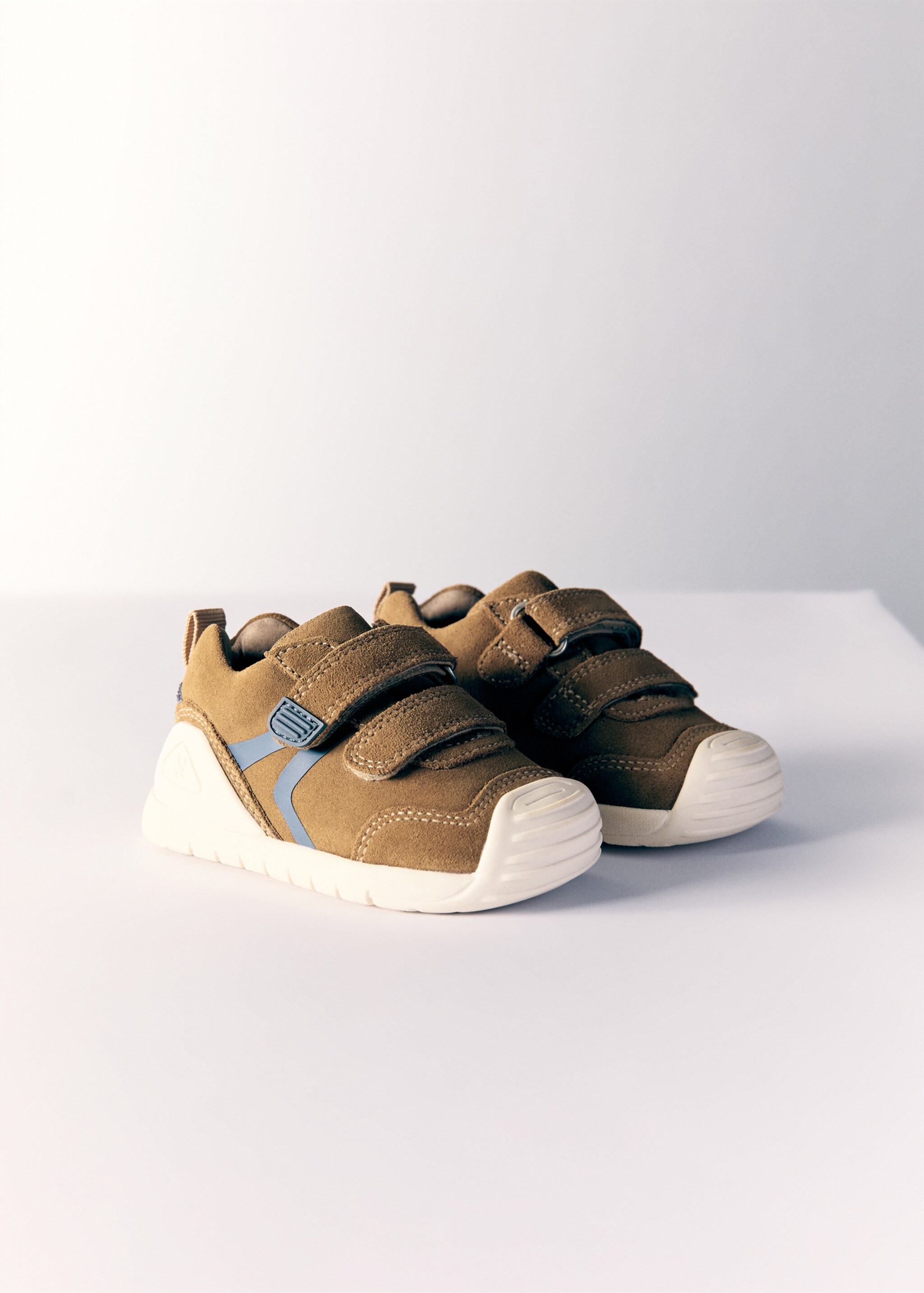 Biomecanics-Ledersneaker - Mittlere Ansicht, Mittelbraun. Ref: 77055153-00.
