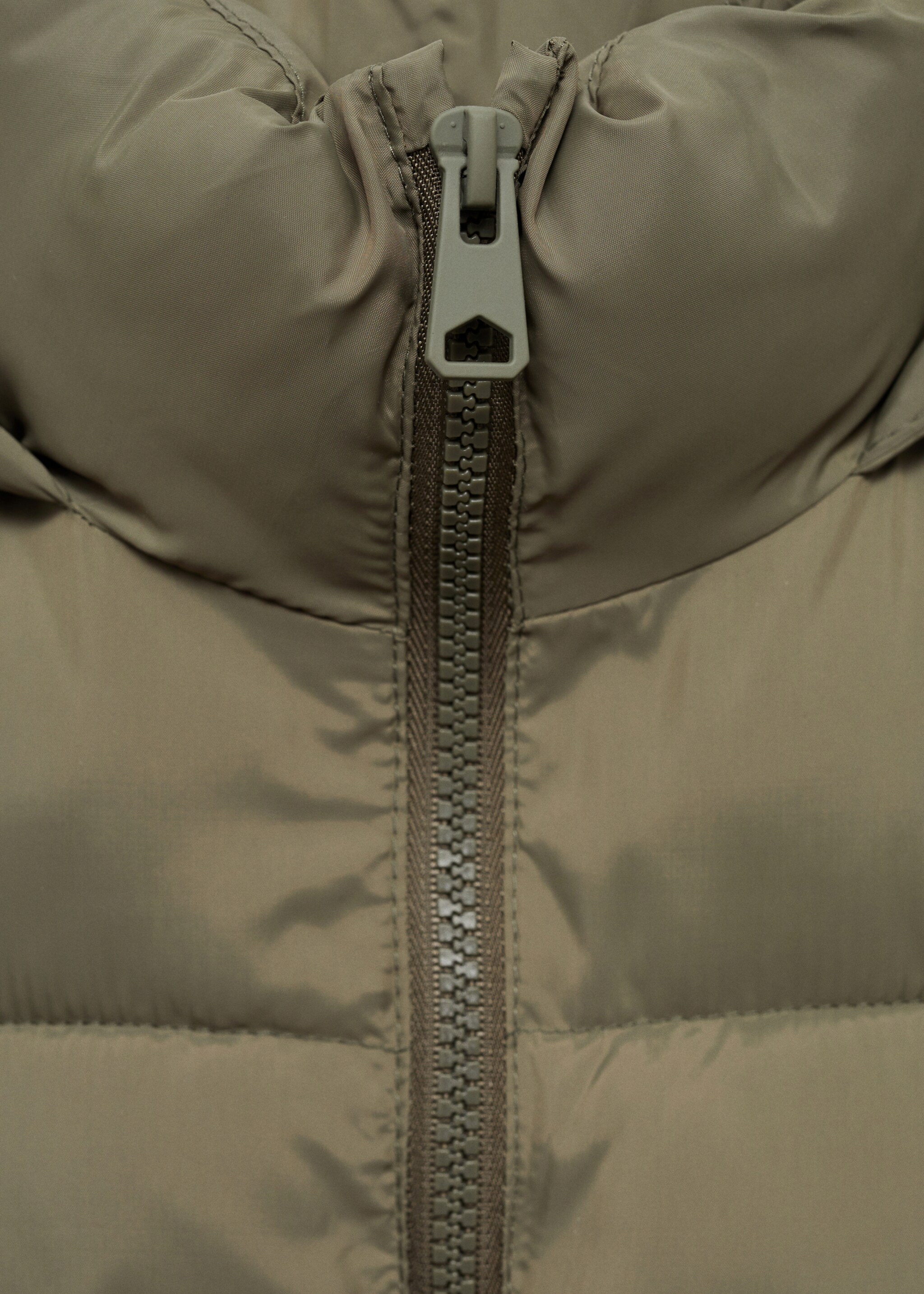 Quilted gilet with hood - Details of the article 8, Khaki. Ref: 77055637-00.