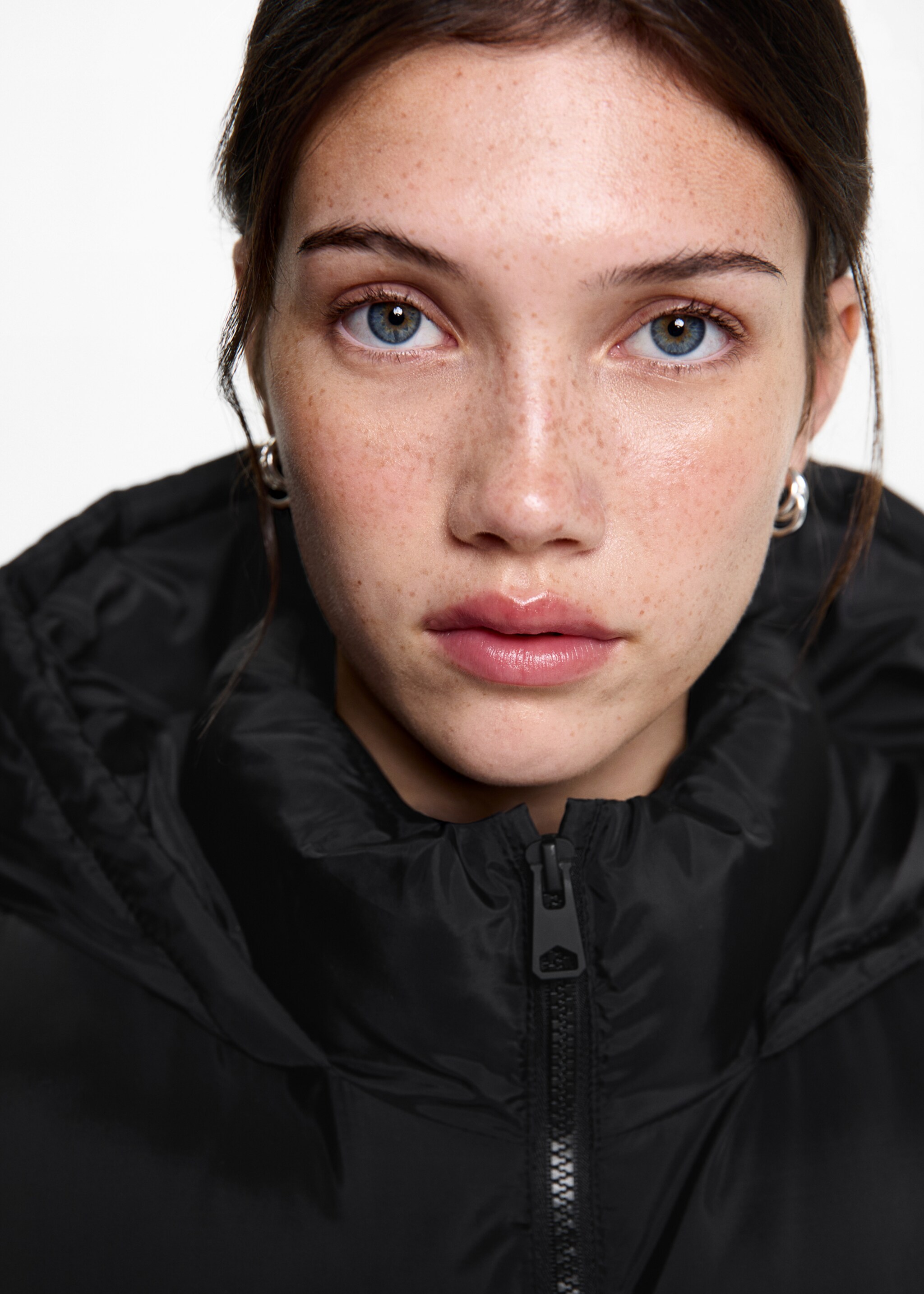 Quilted gilet with hood - Details of the article 1, Black. Ref: 77055637-00.