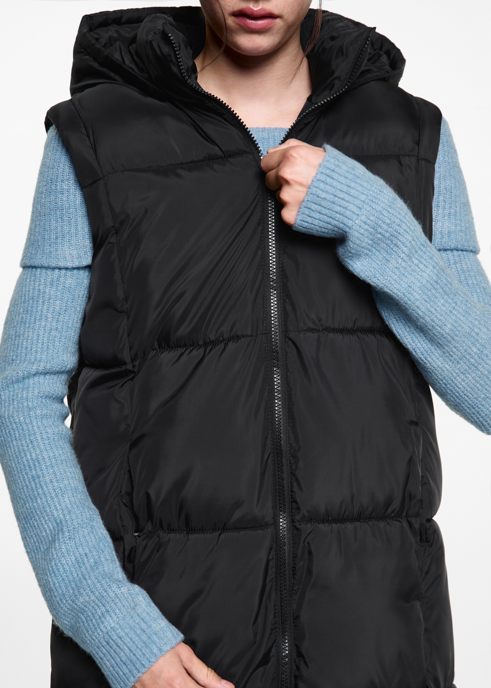Quilted gilet with hood - Details of the article 6, Black. Ref: 77055637-00.