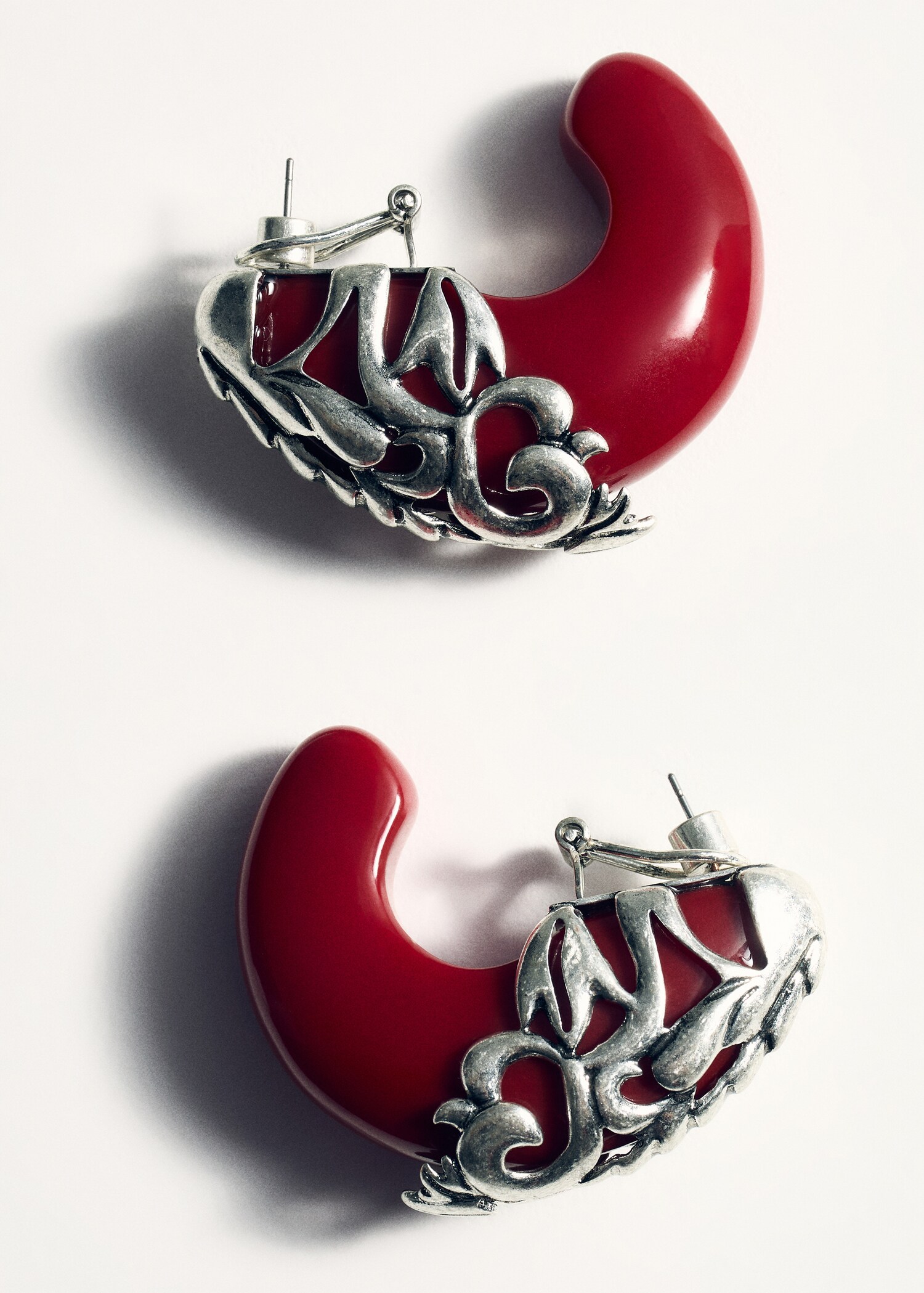 Hoop earrings with metallic detail - Details of the article 5