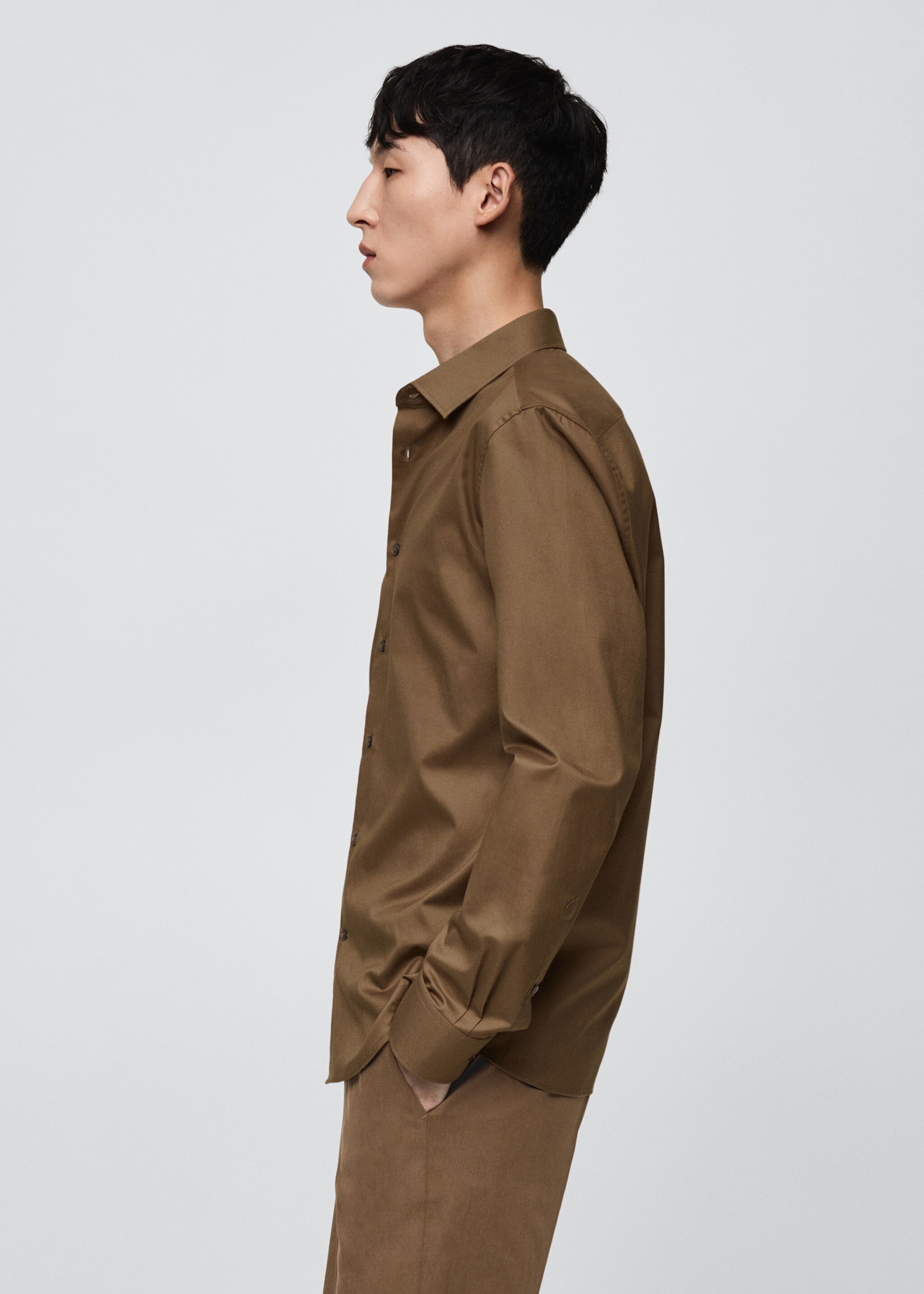 100% cotton twill regular-fit shirt - Details of the article 2, Brown. Ref: 77055975-00.