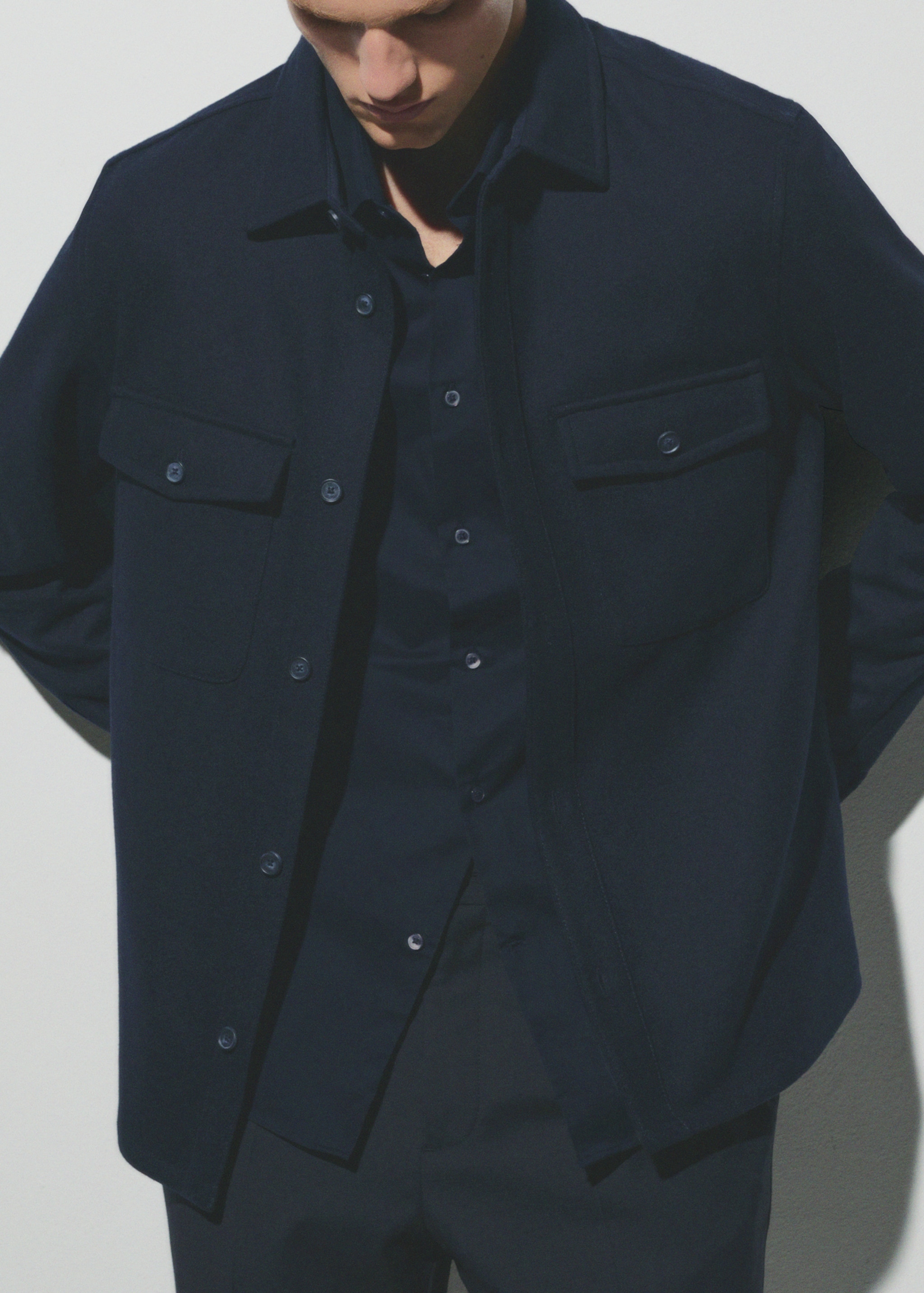 Chemise 100 % coton twill regular-fit - Détail de l'article 3, Bleu marine foncé. Ref: 77055975-00.