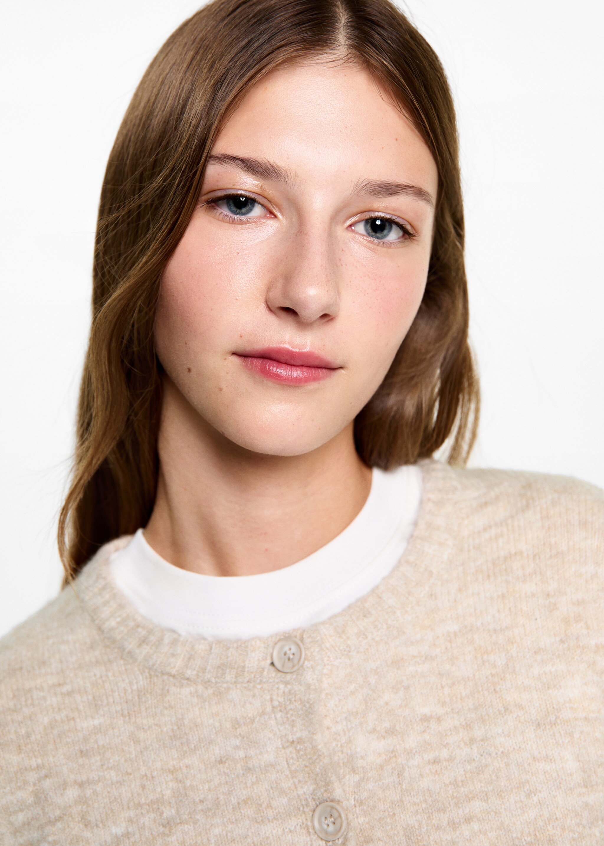 Strickjacke mit Knöpfen - Detail des Artikels 1, Sandfarben. Ref: 77055984-00.