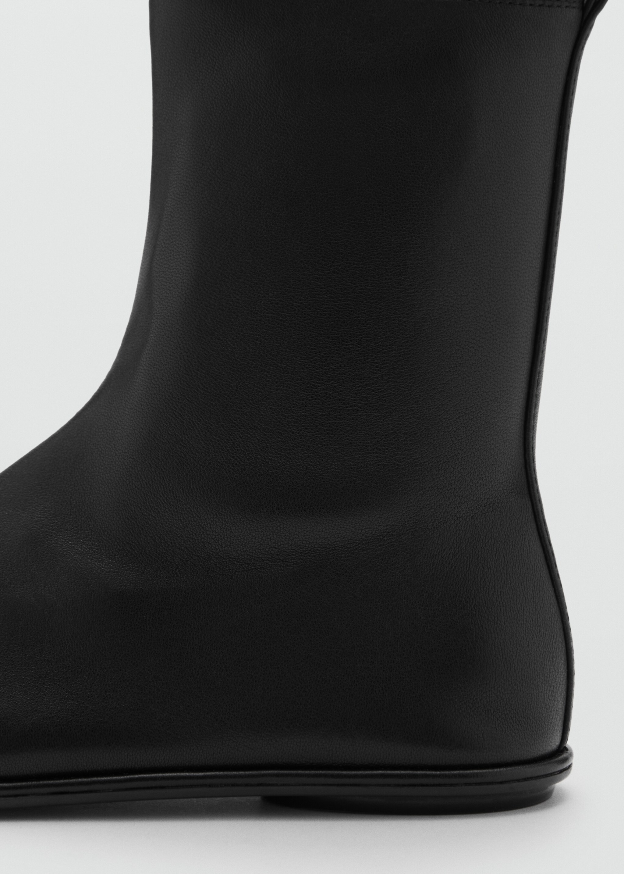 Lederstiefeletten mit flachem Absatz - Detail des Artikels 1, Schwarz. Ref: 77056346-00.