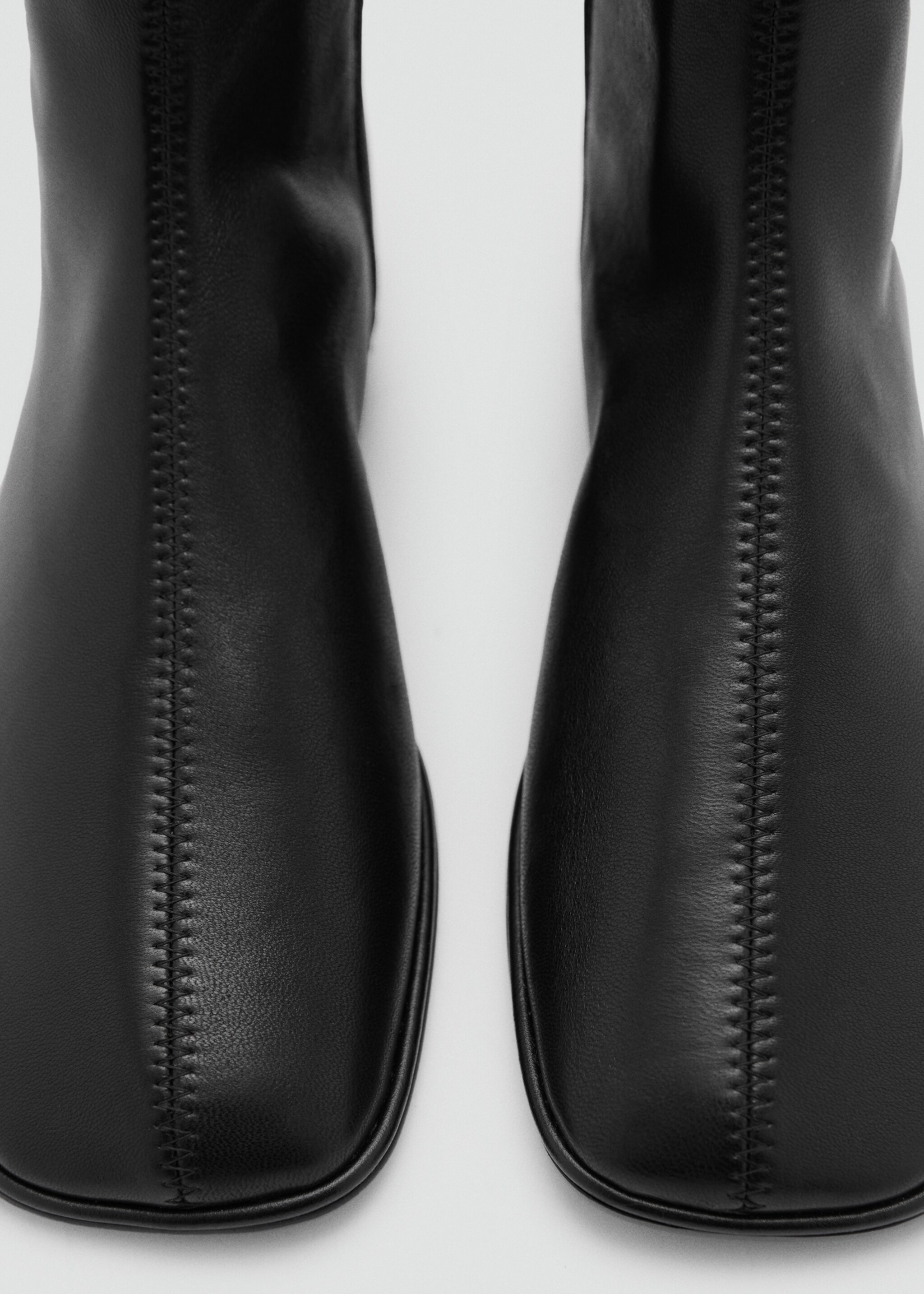 Lederstiefeletten mit flachem Absatz - Detail des Artikels 2, Schwarz. Ref: 77056346-00.