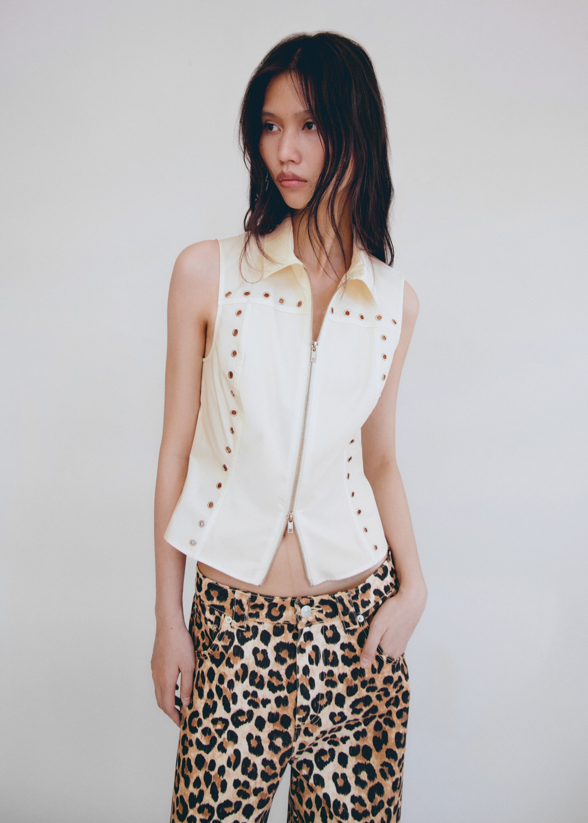 Top zippé à studs - Plan moyen, Blanc cassé. Ref: 77056348-00.