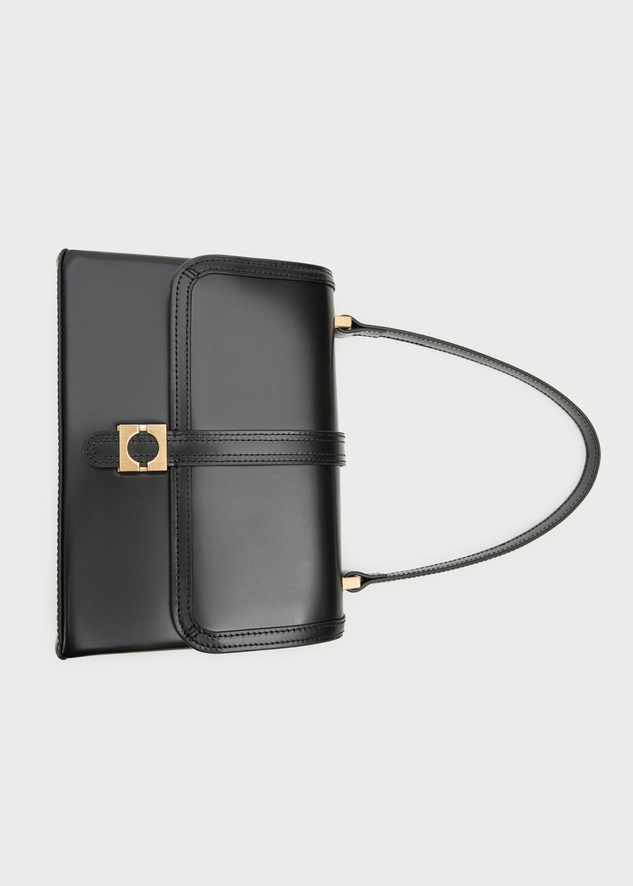 100% leather bag with flap - Details of the article 2, Black. Ref: 77056357-00.