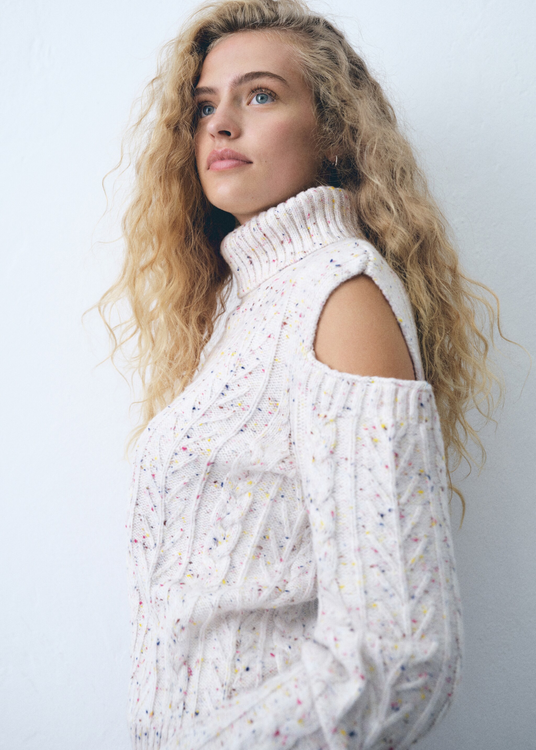 Pull-over maille ouvertures - Détail de l'article 5, Écru. Ref: 77056737-00.