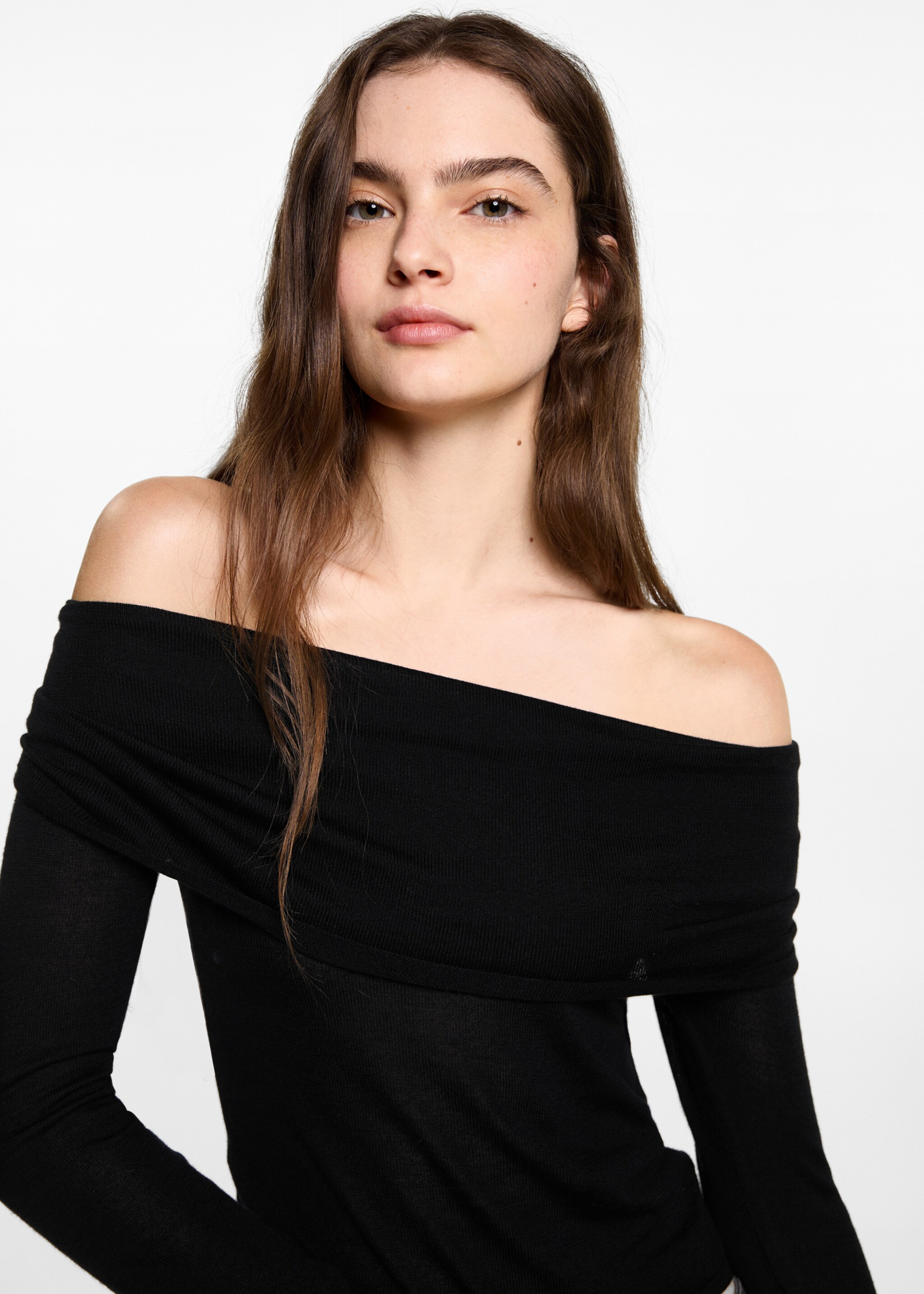 Off shoulders sweater - Details of the article 1, Black. Ref: 77056738-00.