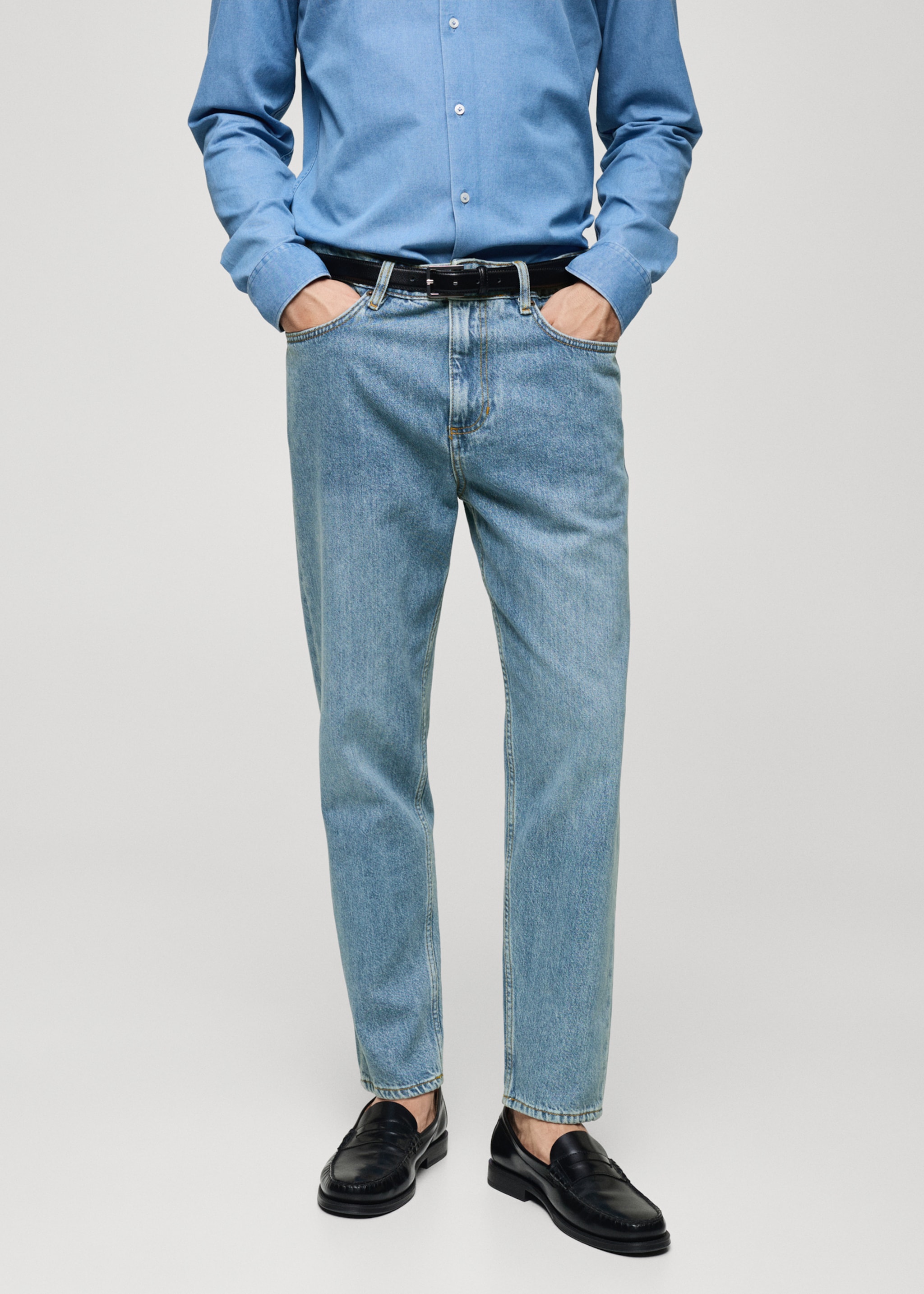Jean tapered-fit délavé clair - Plan moyen, Bleu moyen. Ref: 77056765-00.