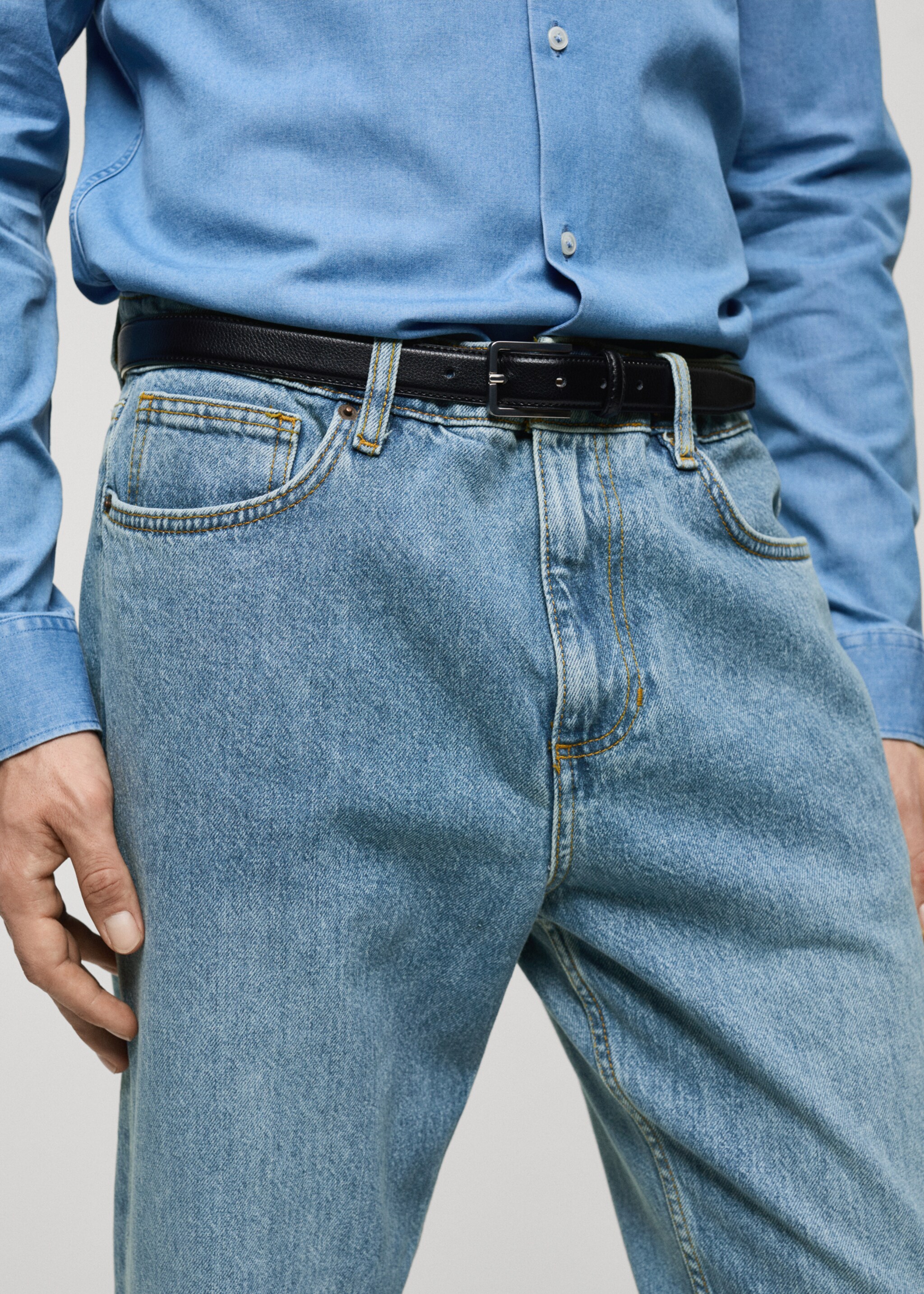 Jean tapered-fit délavé clair - Détail de l'article 1, Bleu moyen. Ref: 77056765-00.