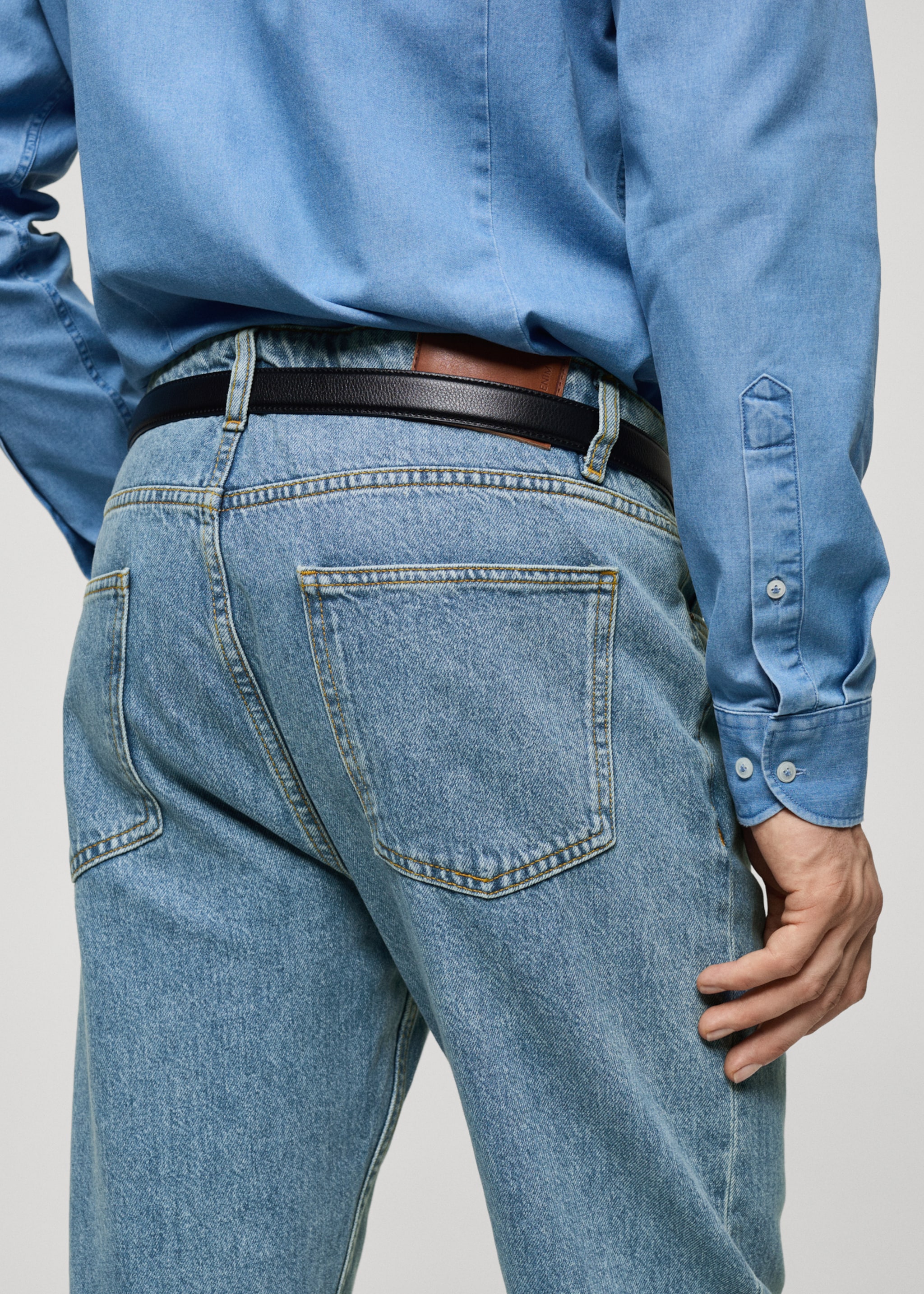 Jean tapered-fit délavé clair - Détail de l'article 6, Bleu moyen. Ref: 77056765-00.