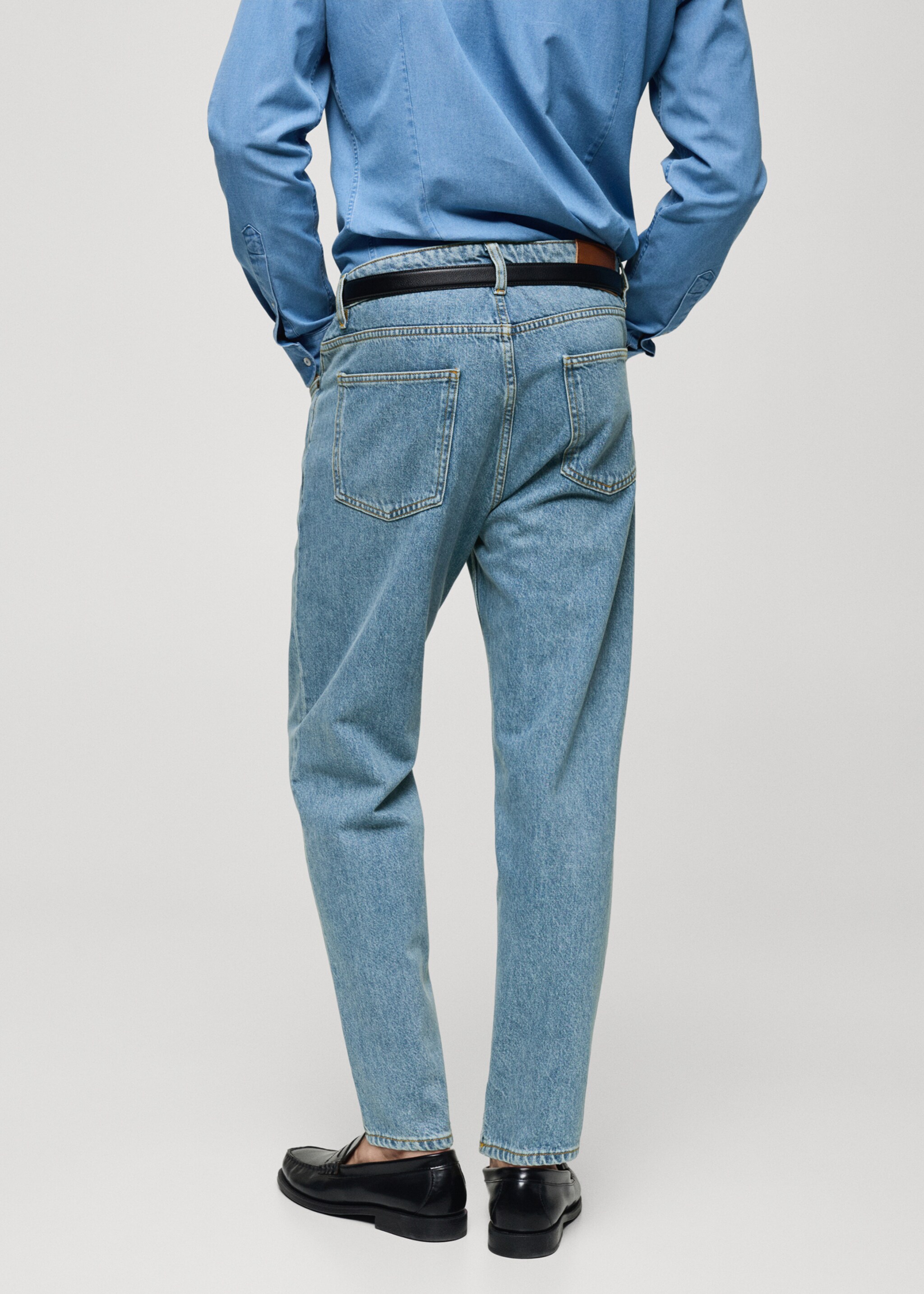 Jean tapered-fit délavé clair - Verso de l’article, Bleu moyen. Ref: 77056765-00.