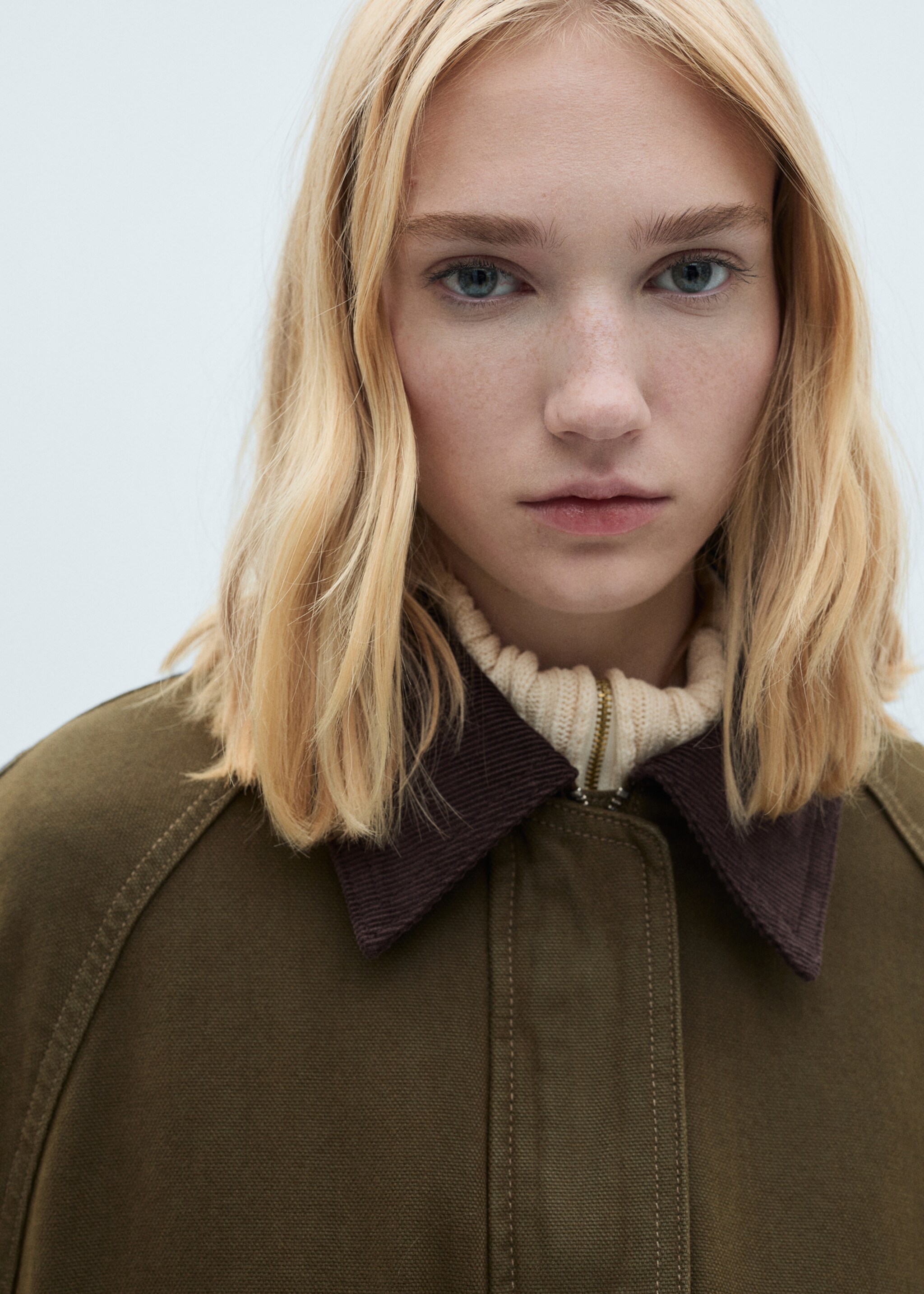 Denim barn jacket with contrasting collar - Details of the article 1, Khaki. Ref: 77057115-00.