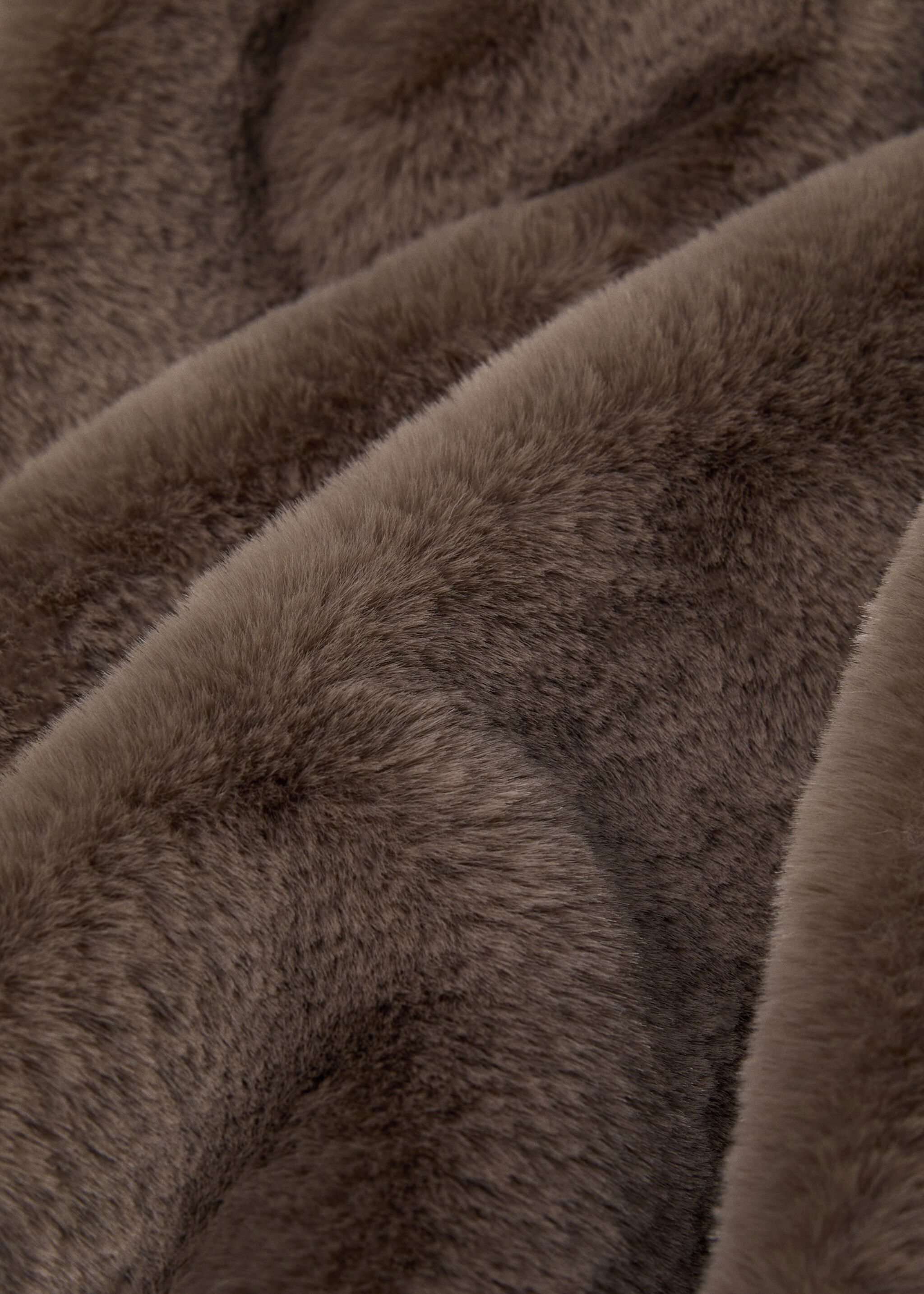 Faux-fur blanket 130x180cm - Details of the article 2, Brown. Ref: 77057642-00.
