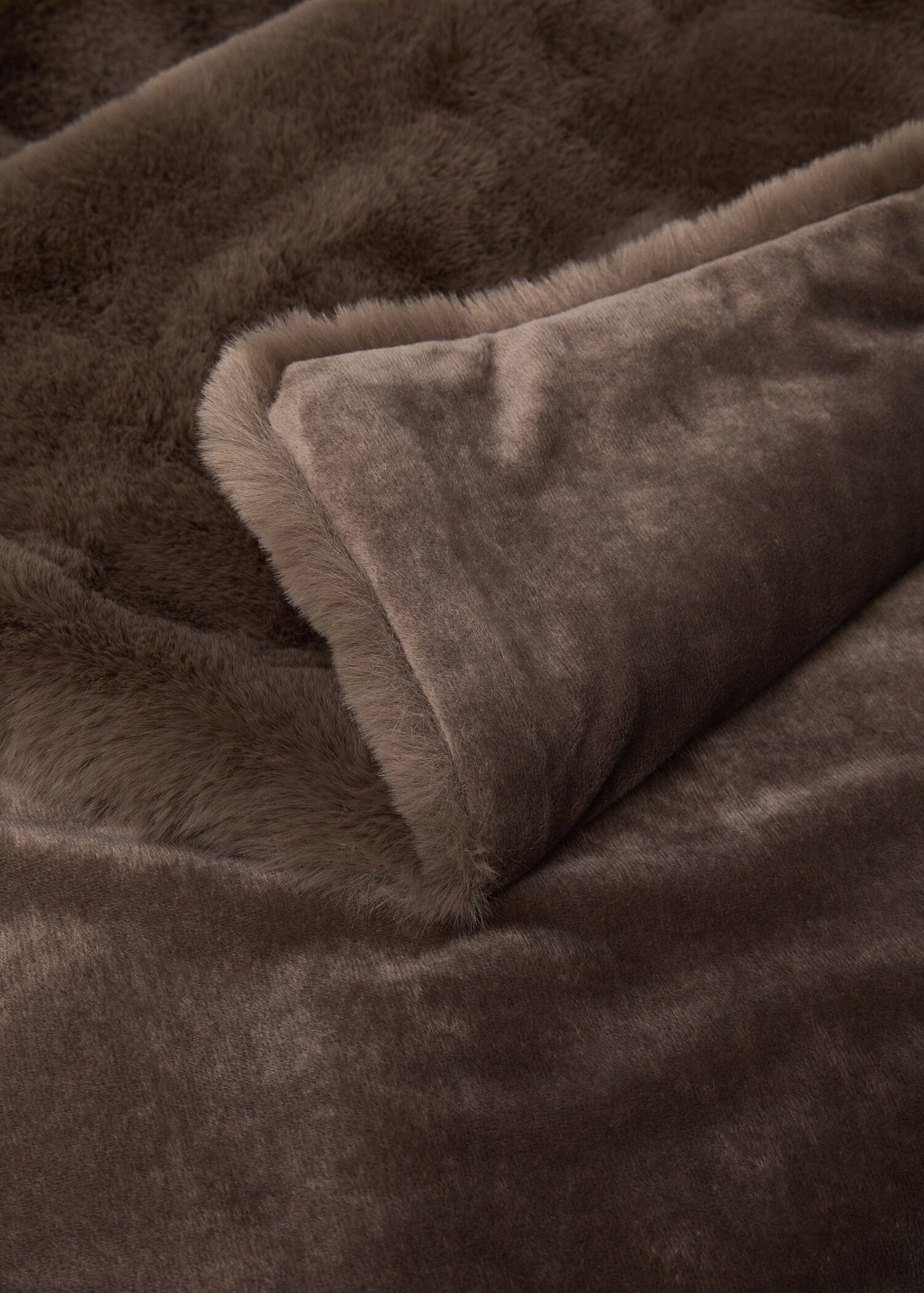 Faux-fur blanket 130x180cm - Details of the article 3