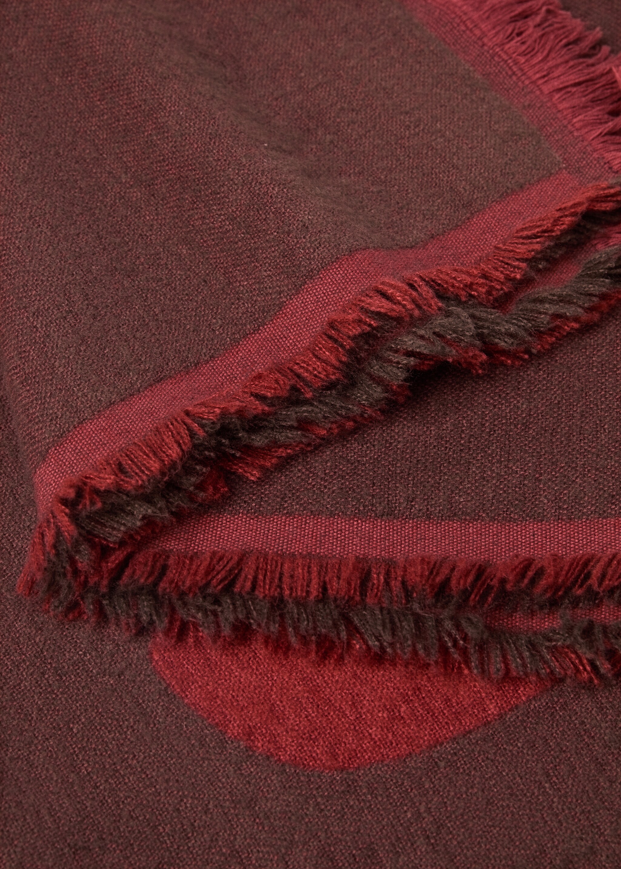 Cotton blanket with leaf design - Details of the article 2, Brown. Ref: 77057644-00.