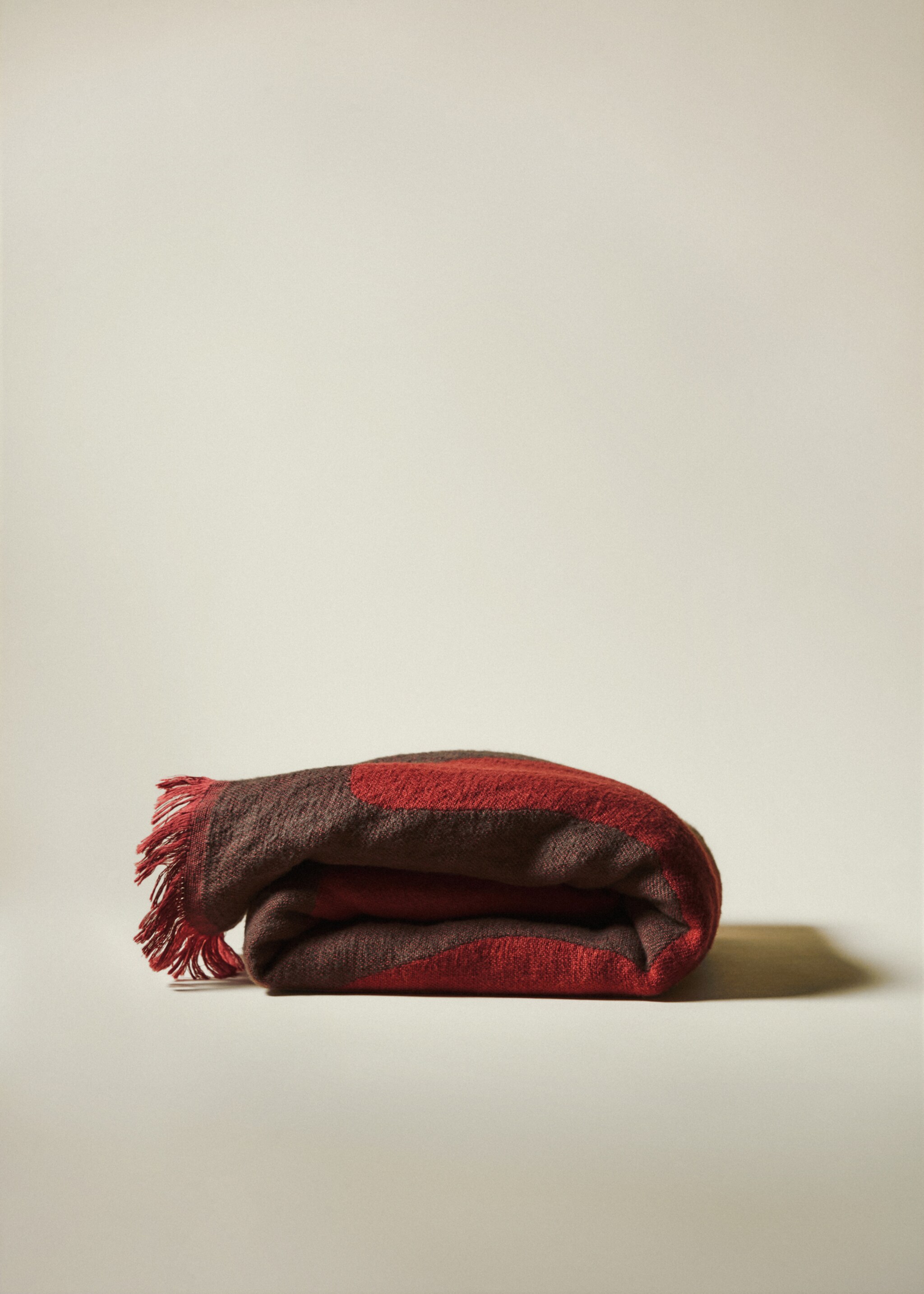 Cotton blanket with leaf design - Details of the article 7, Brown. Ref: 77057644-00.