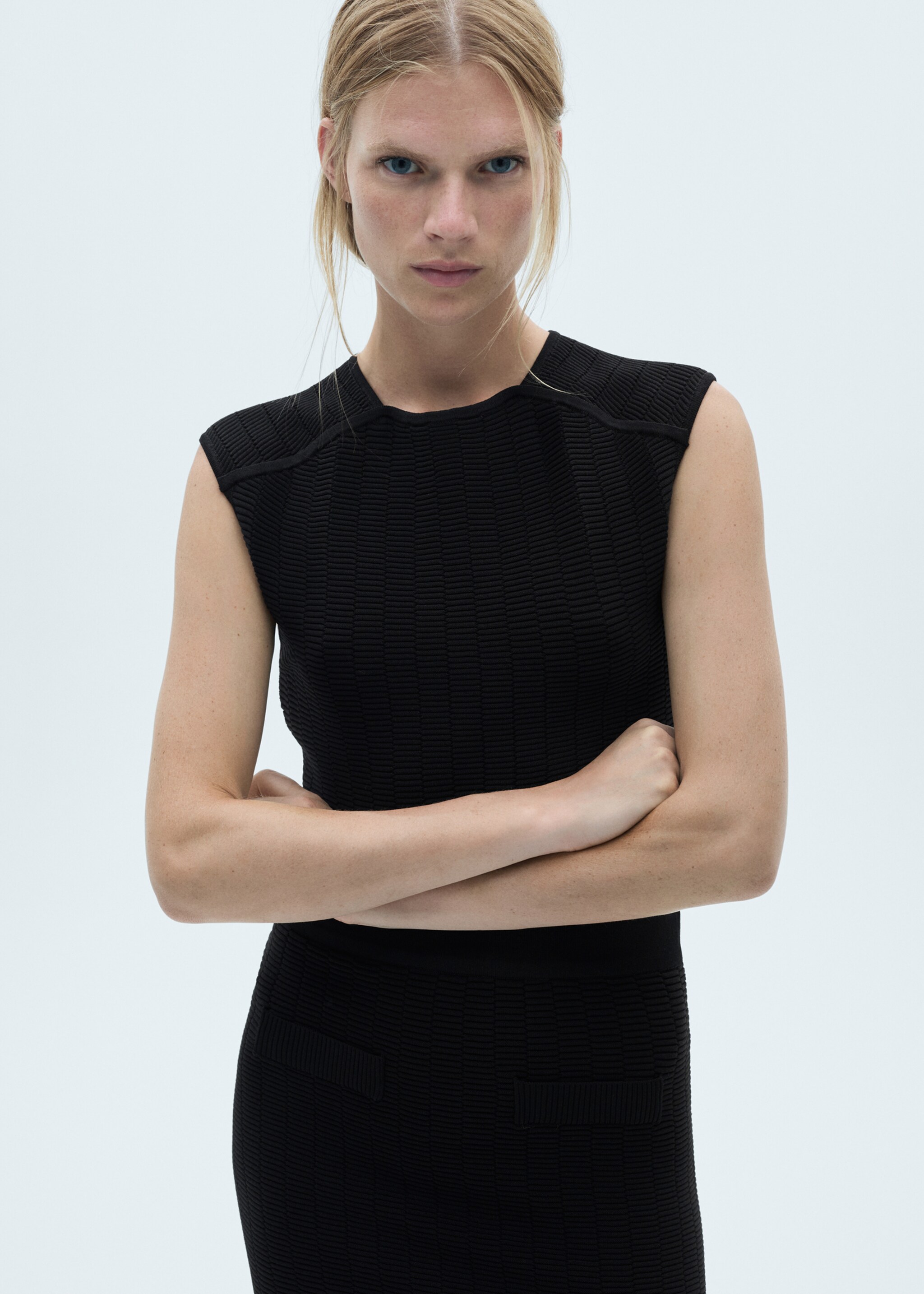 Sleeveless knitted top - Medium plane
