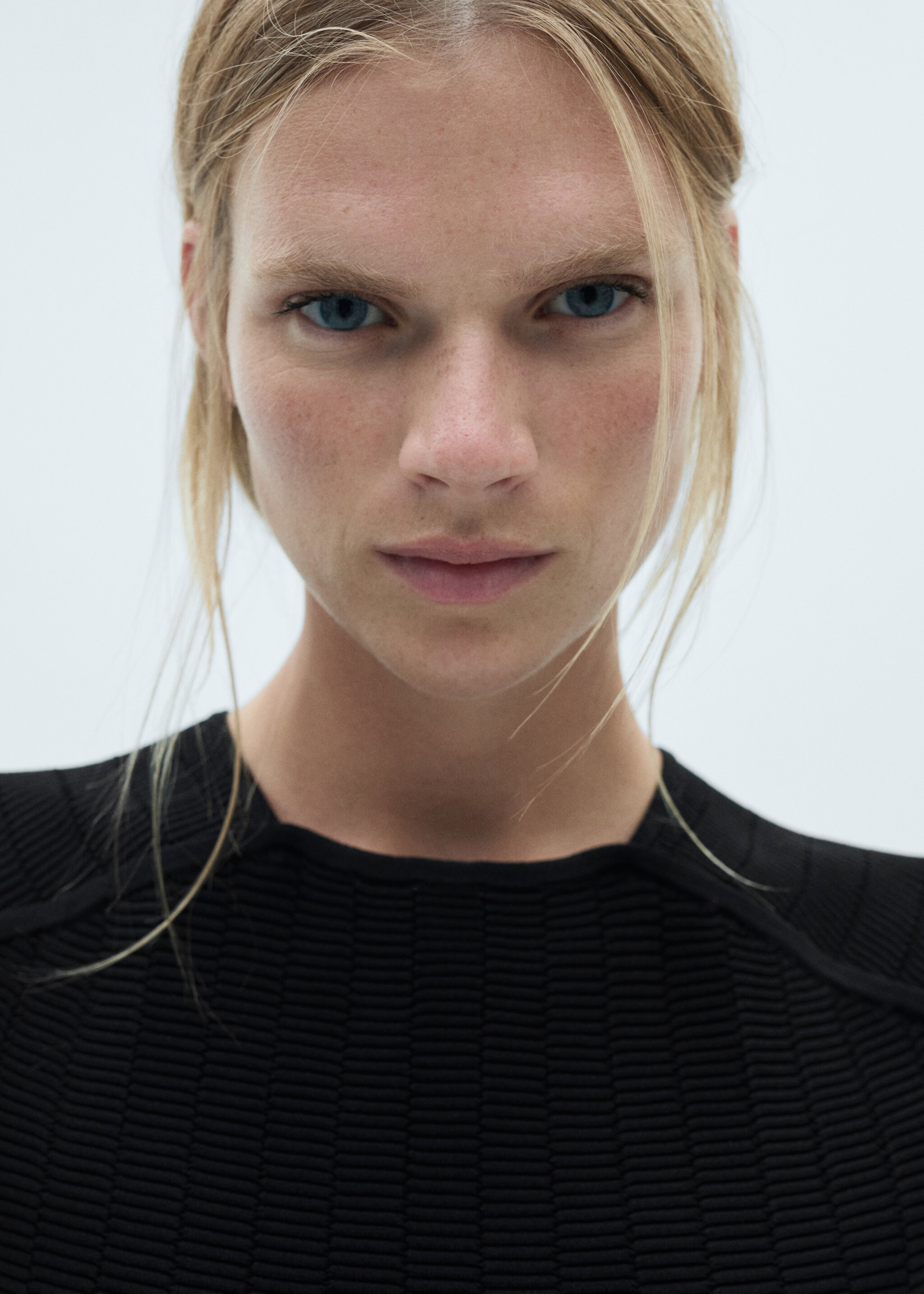 Sleeveless knitted top - Details of the article 1
