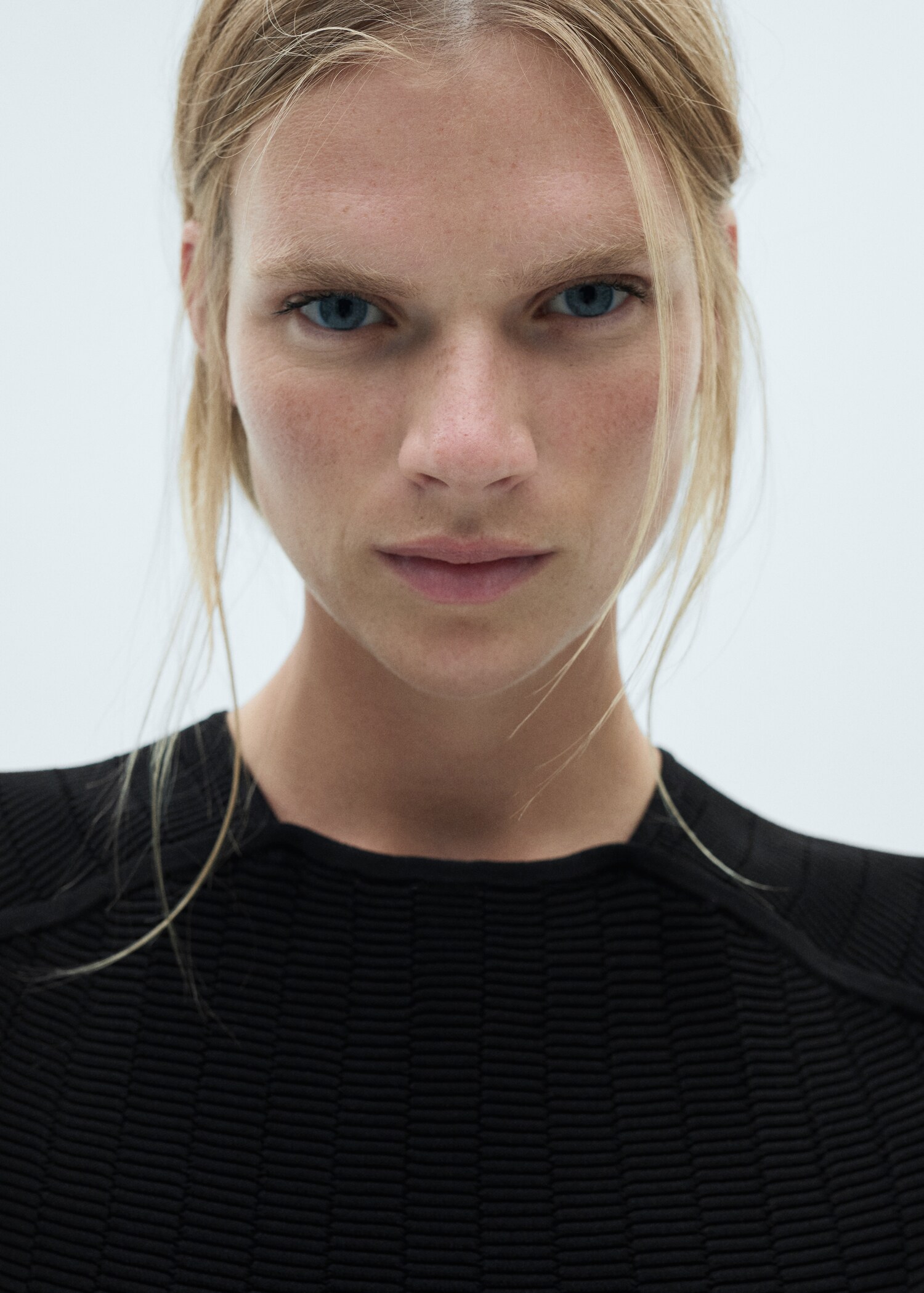Sleeveless knitted top - Details of the article 1