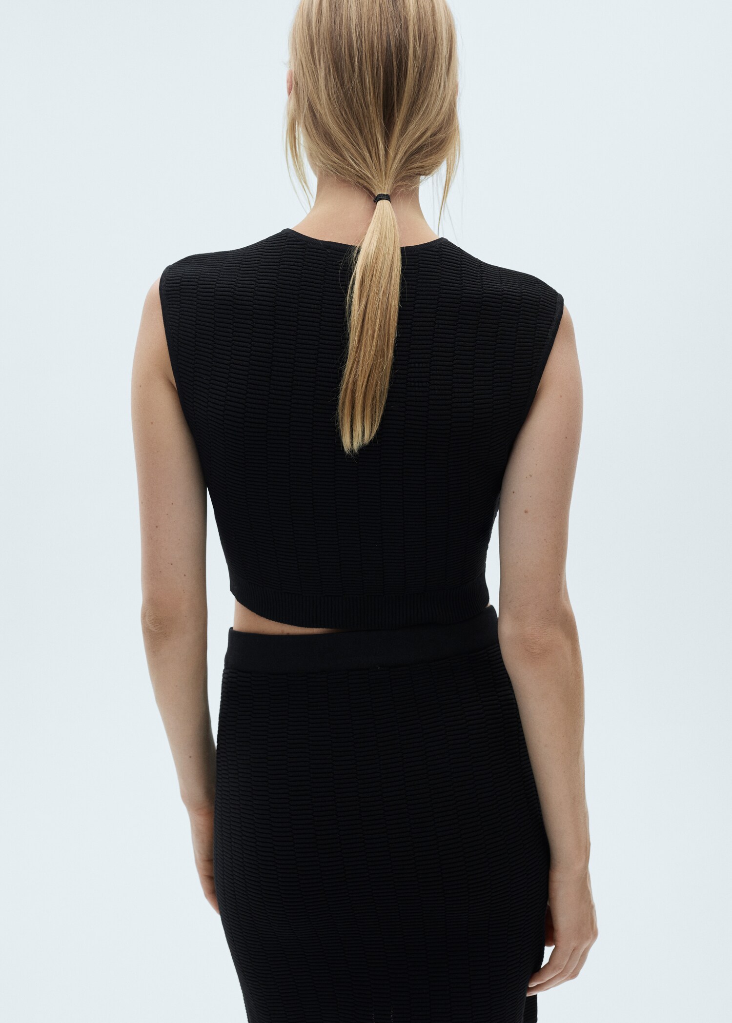 Sleeveless knitted top - Reverse of the article