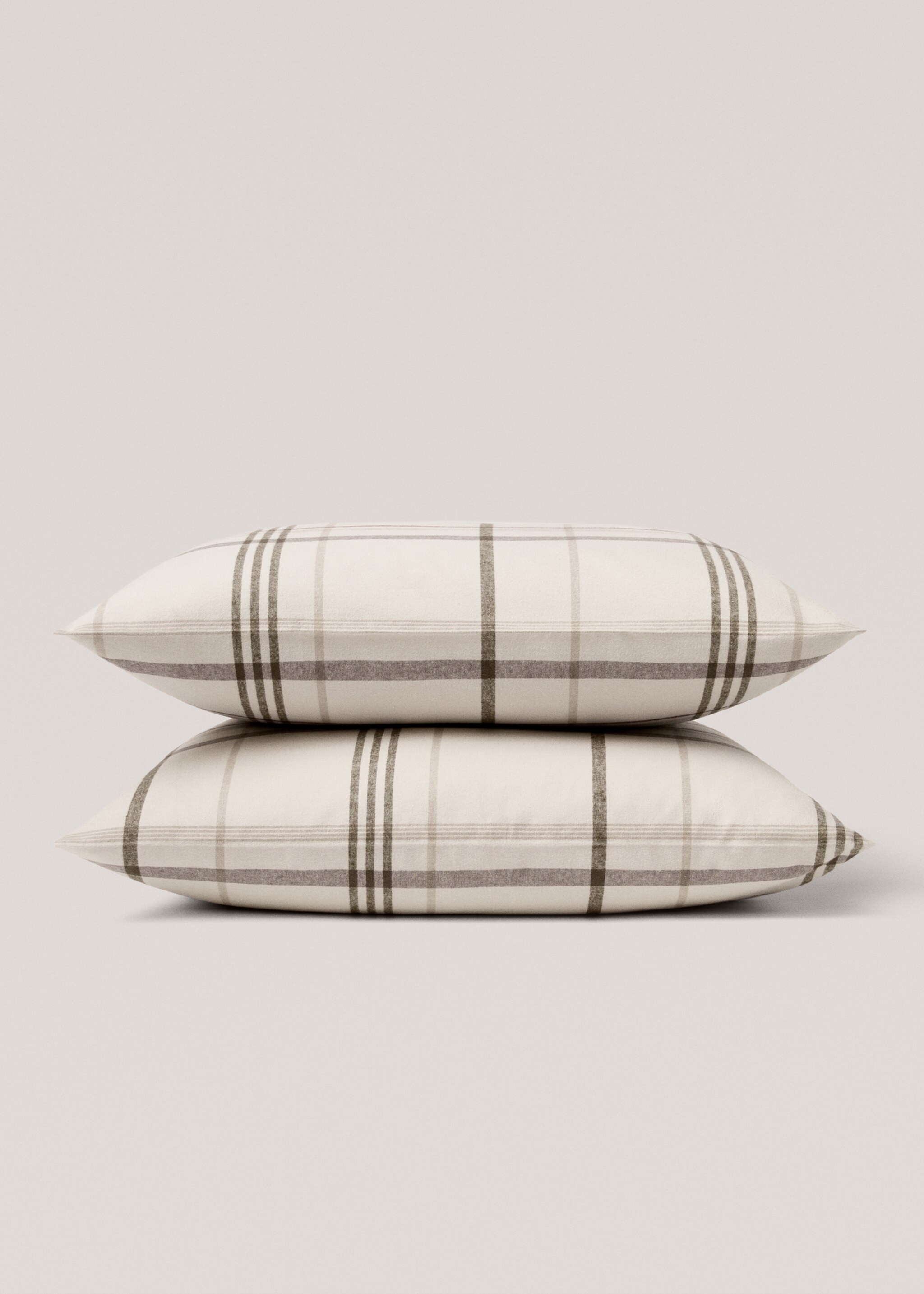 Funda almohada cuadros franela 60x60cm - Details of the article 1, Beige. Ref: 77057654-00.